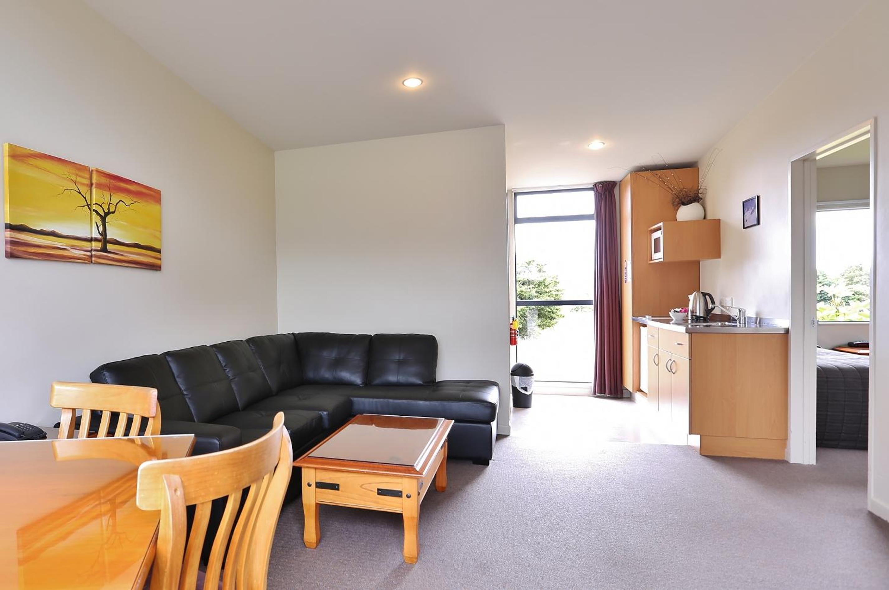 Two-Bedroom Apartment with Mountain View - Photo 8