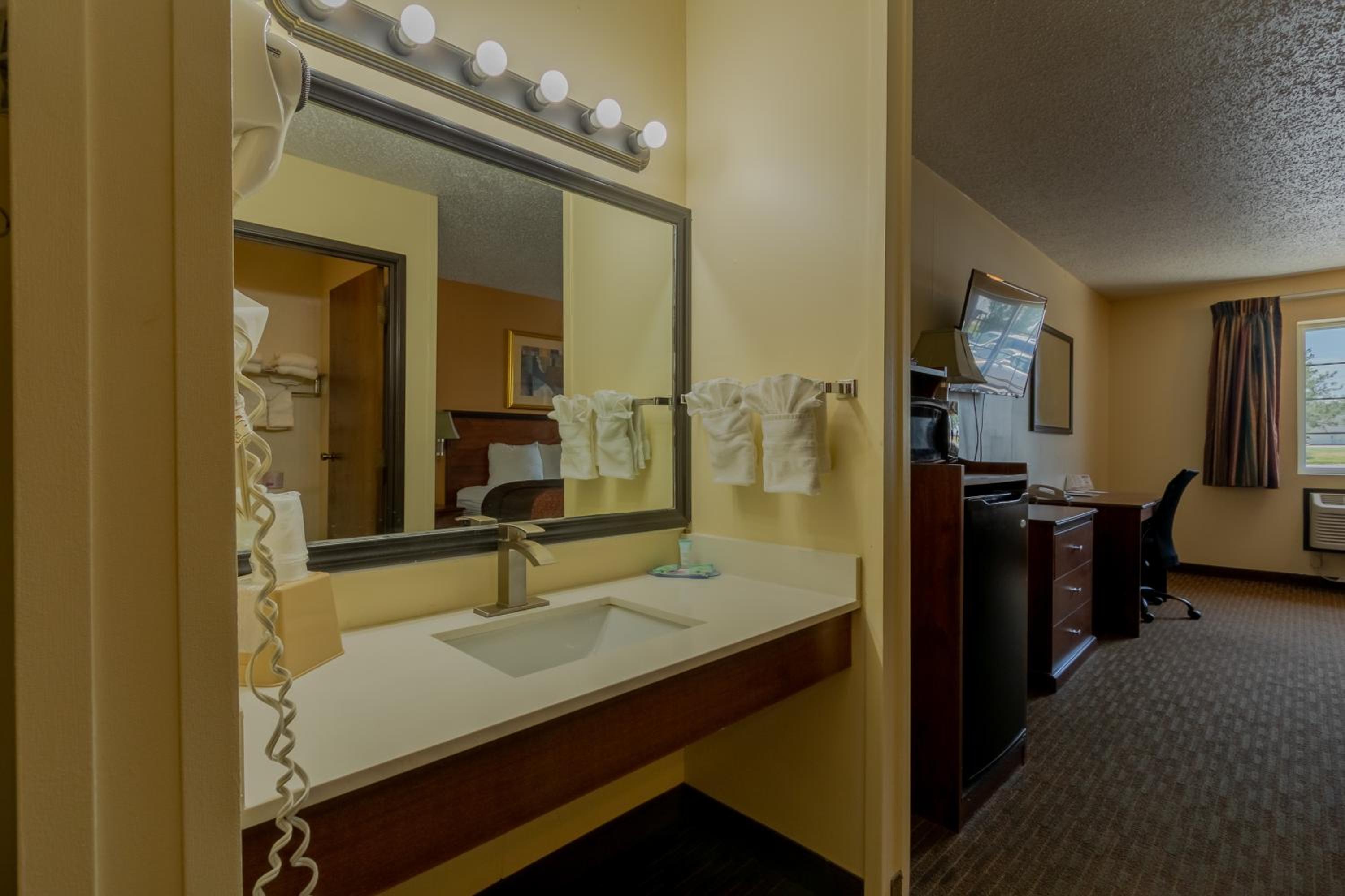 King Room - Non-Smoking photo 3