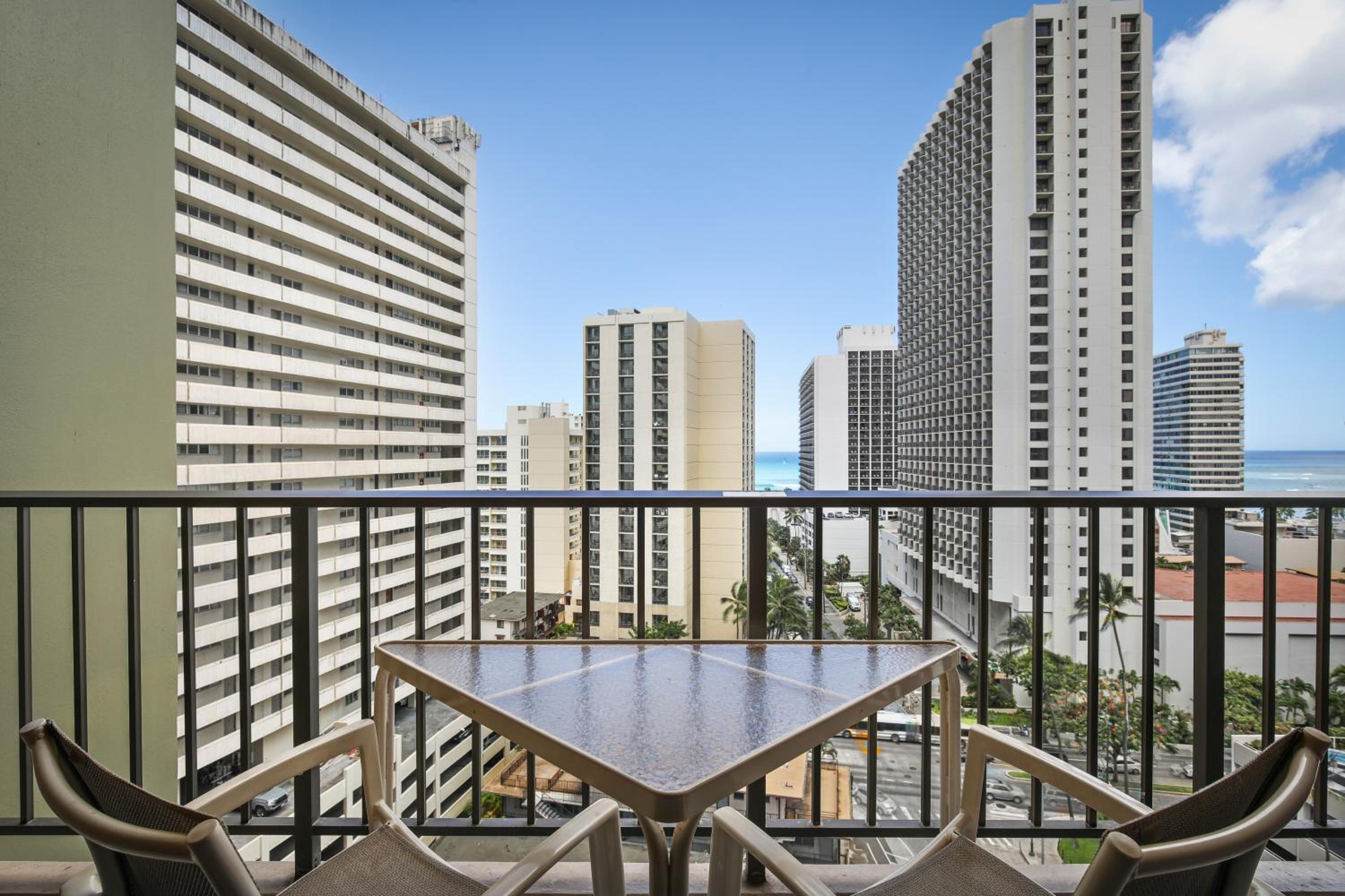 One-Bedroom Suite with Partial Ocean View thumbnail 6