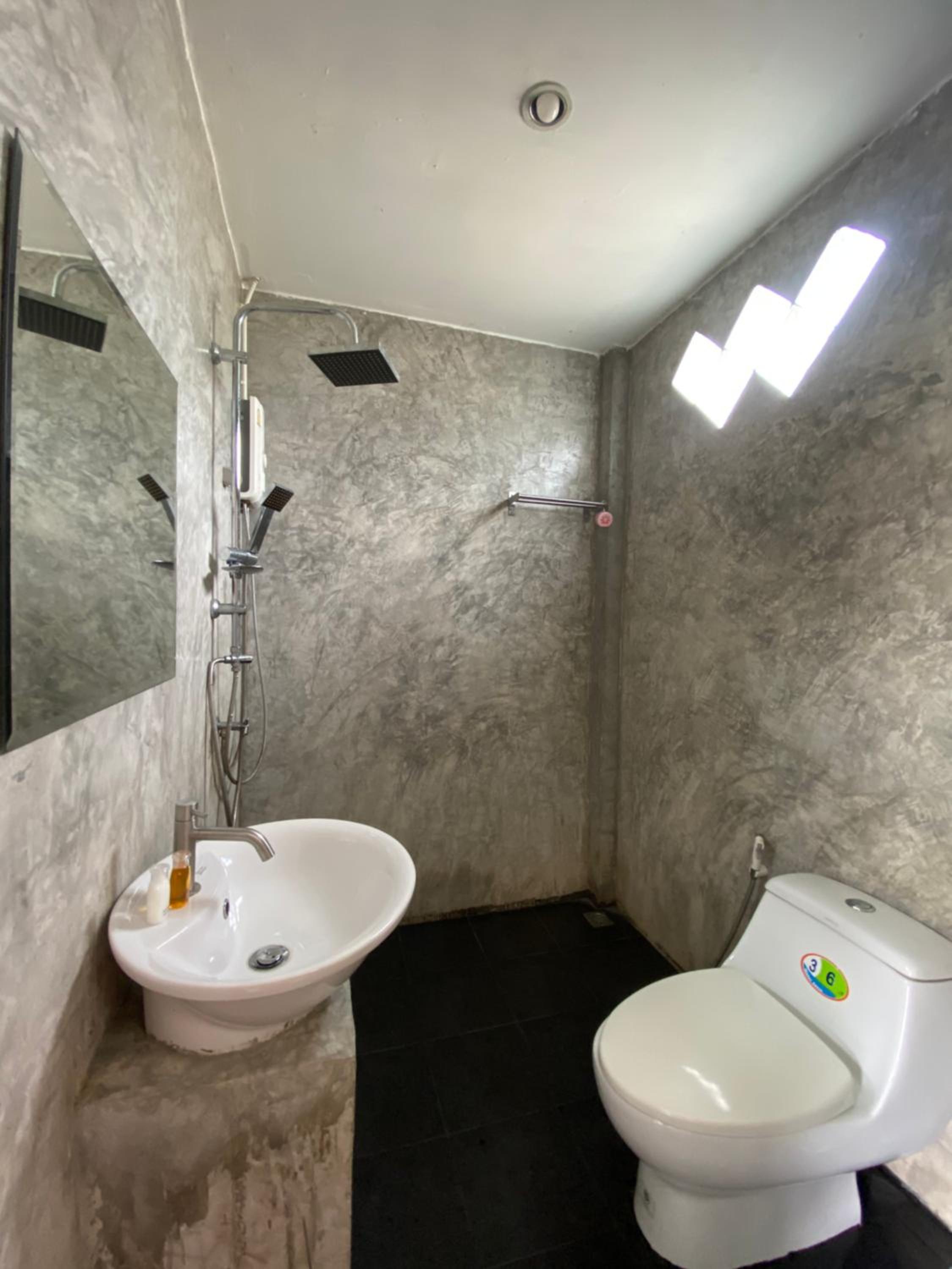 Double Room with Private Bathroom - Photo 6