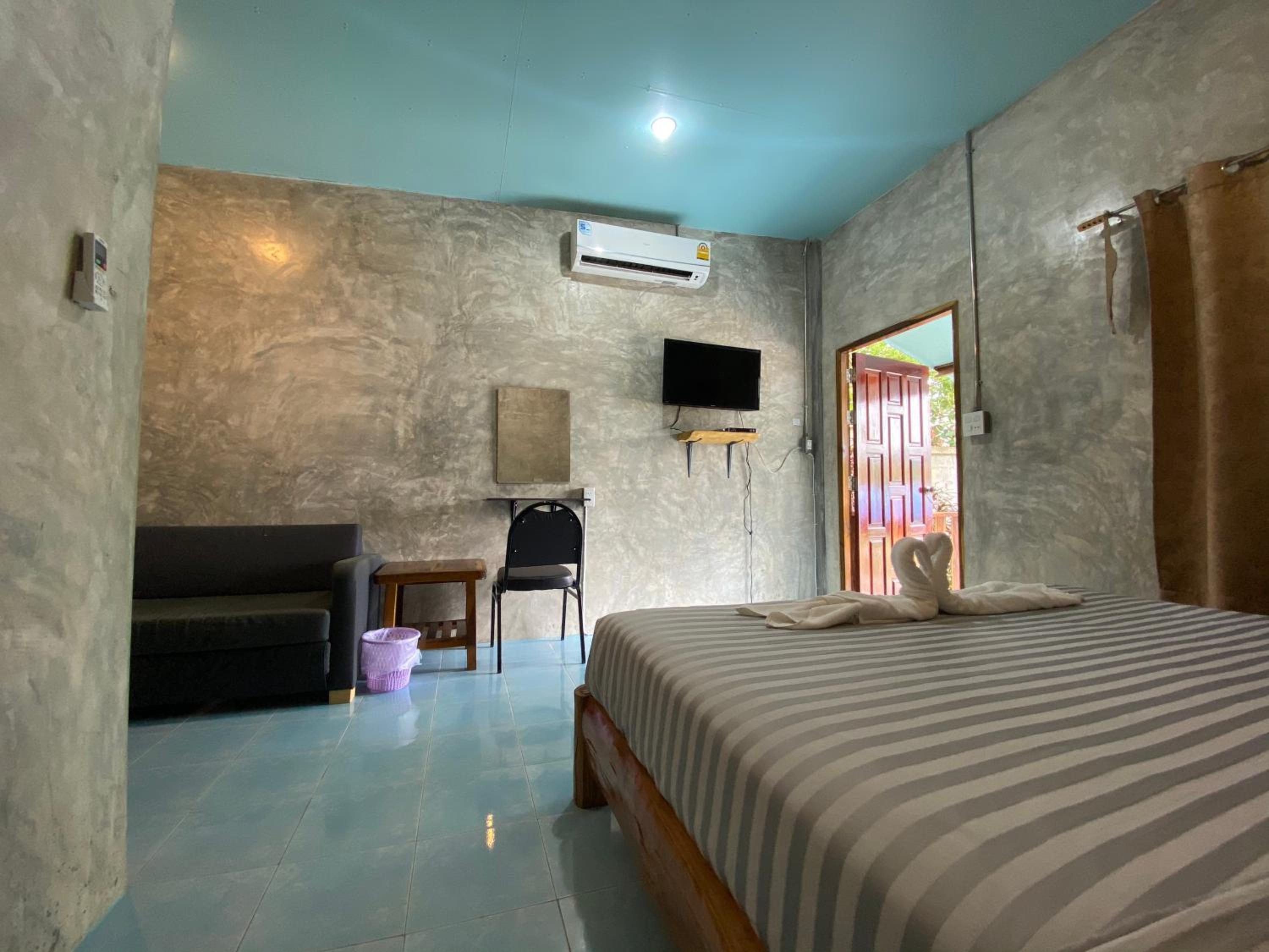 Double Room with Private Bathroom - Photo 8