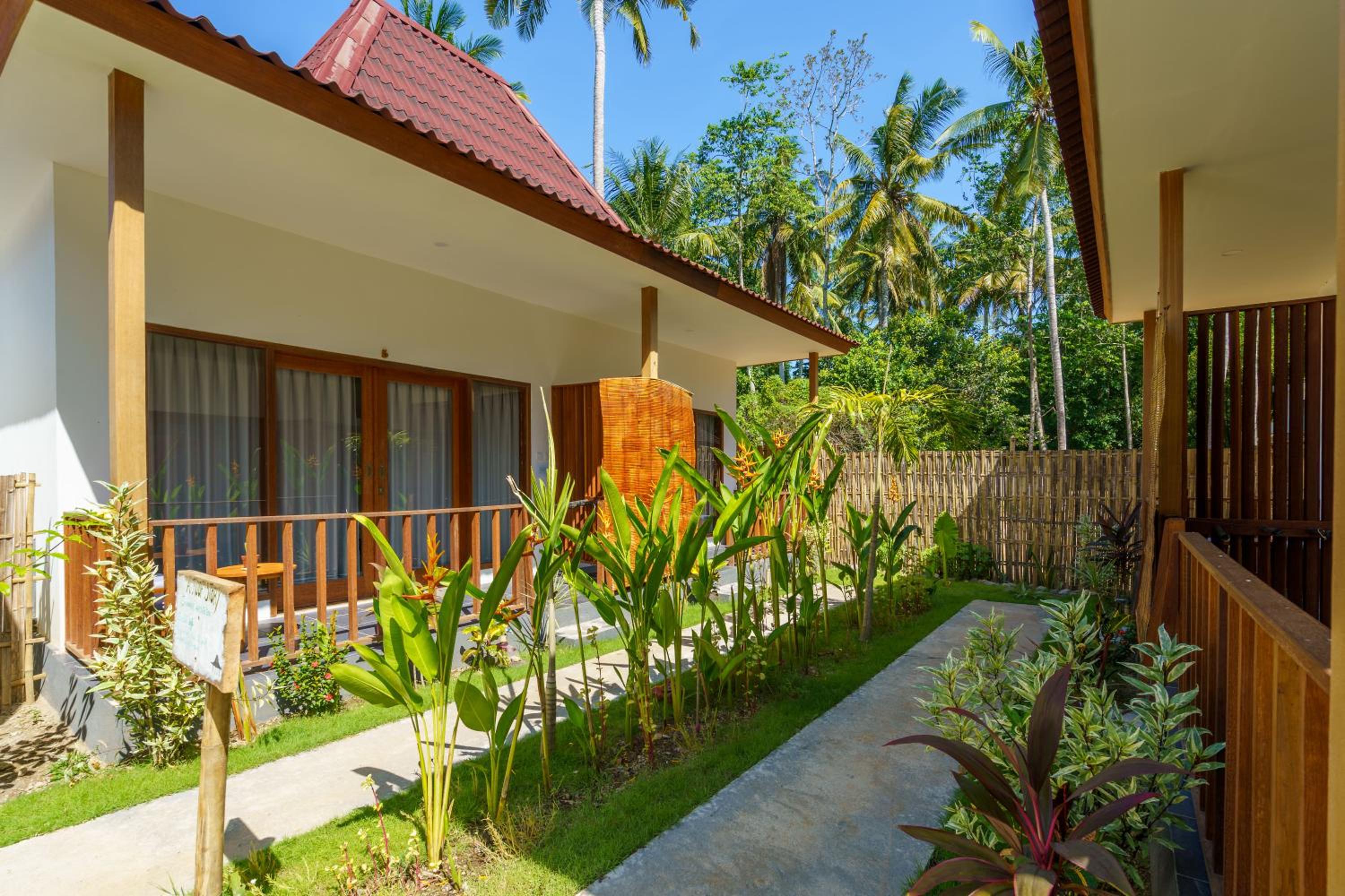 Bungalow with Garden View - Photo 4