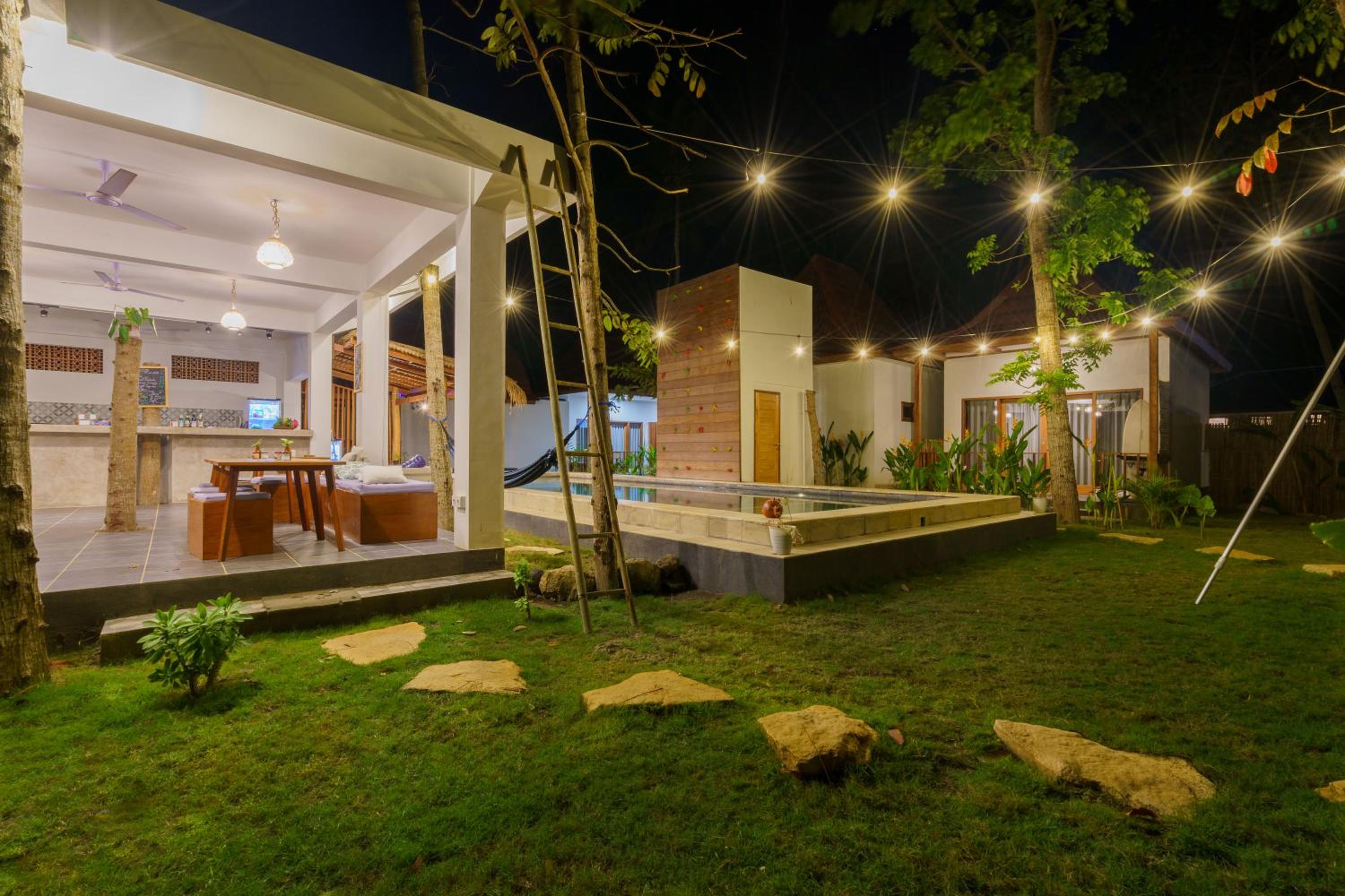 Bungalow with Garden View - Photo 2