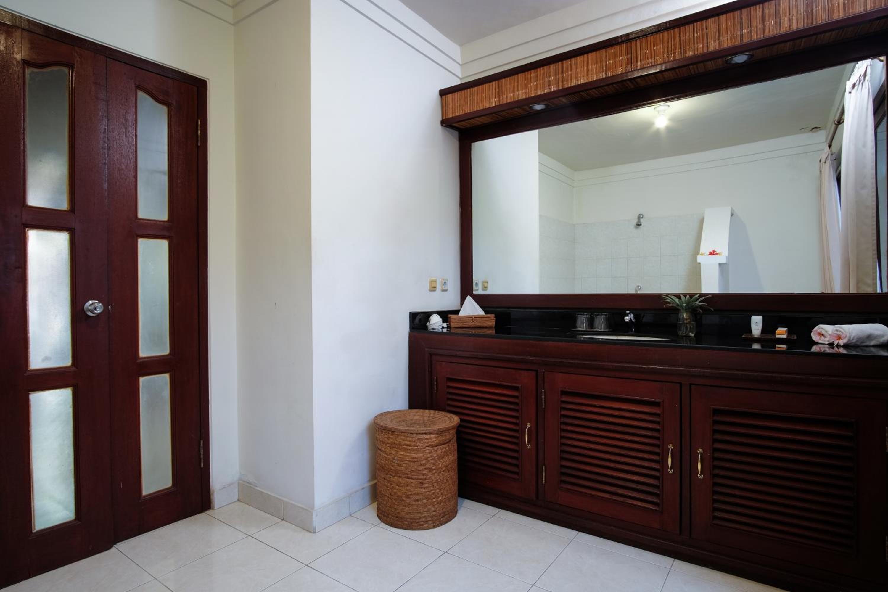Deluxe Room with Garden View - Photo 9