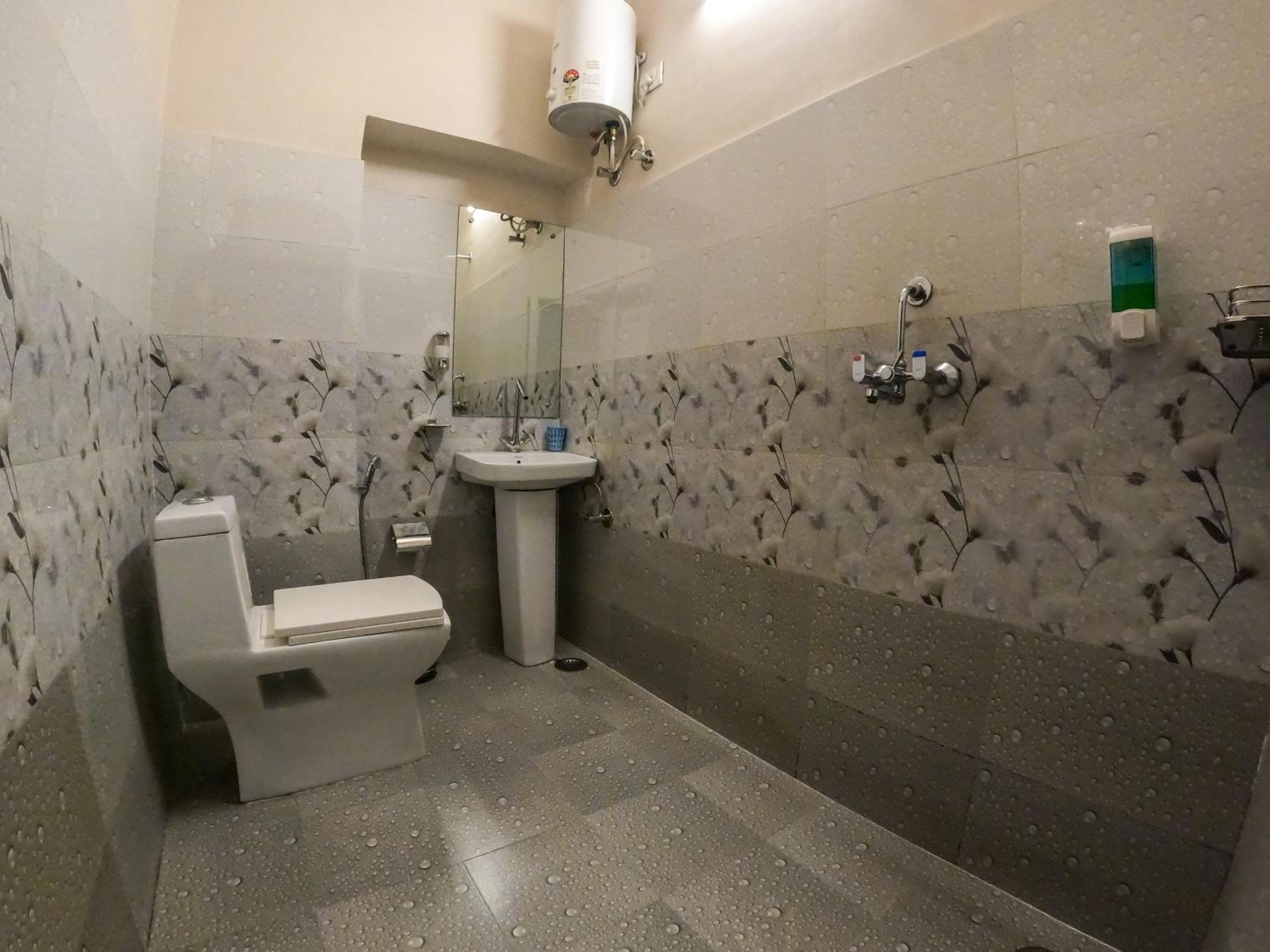 Double Room with Patio - Photo 2
