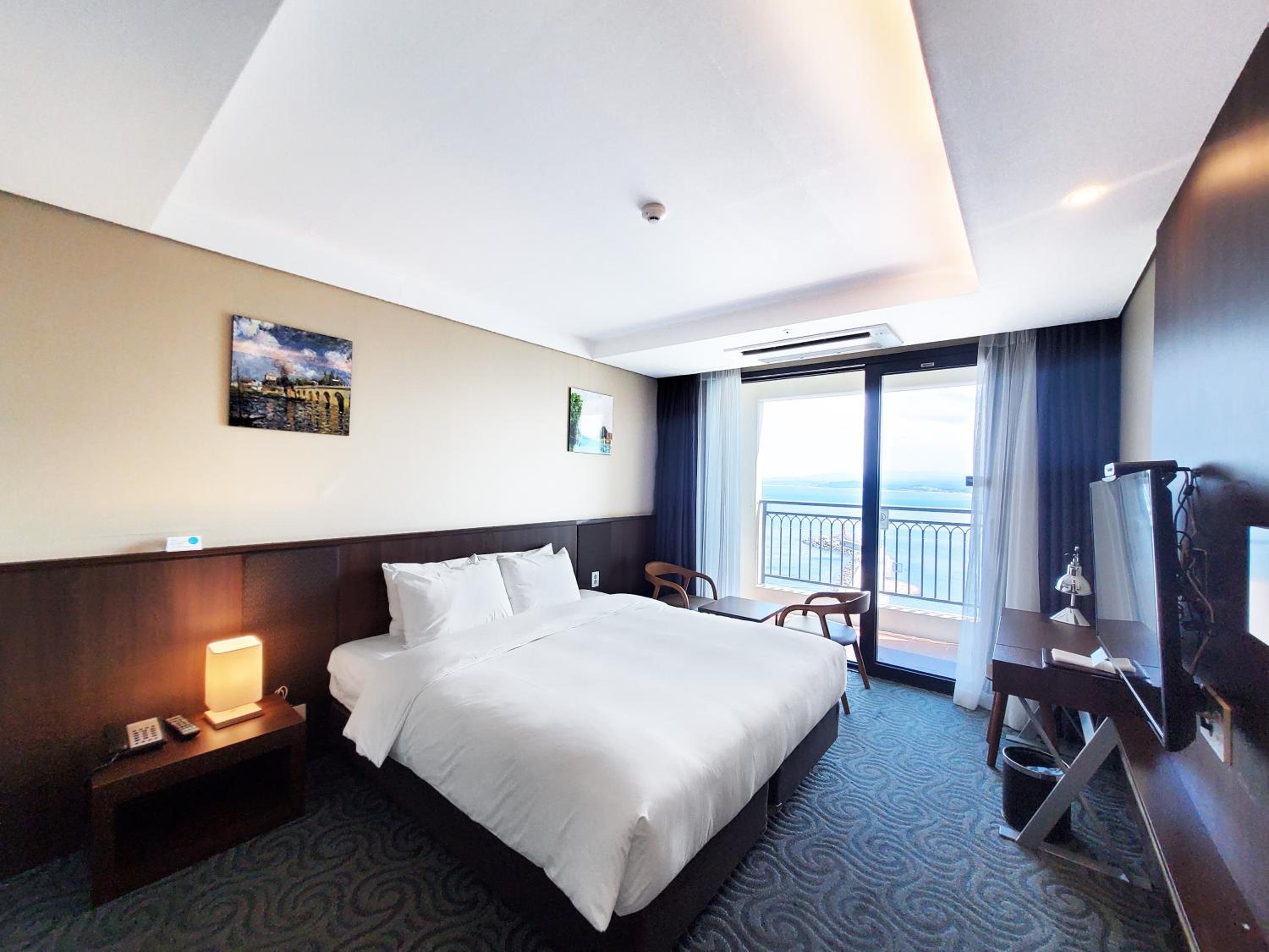 Deluxe Double (Ocean Harbor View) photo 2