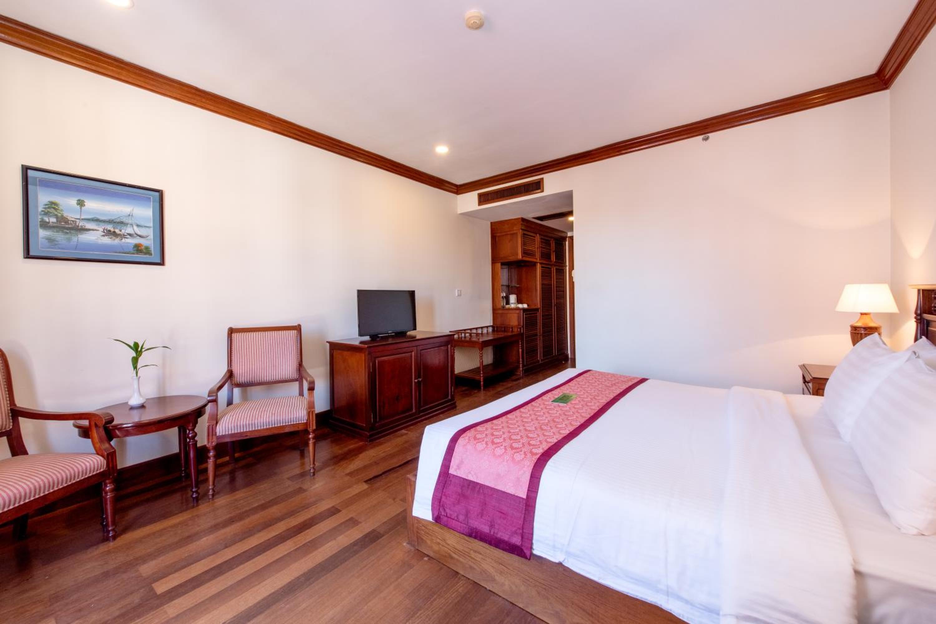Deluxe Double Room with Balcony - Photo 5