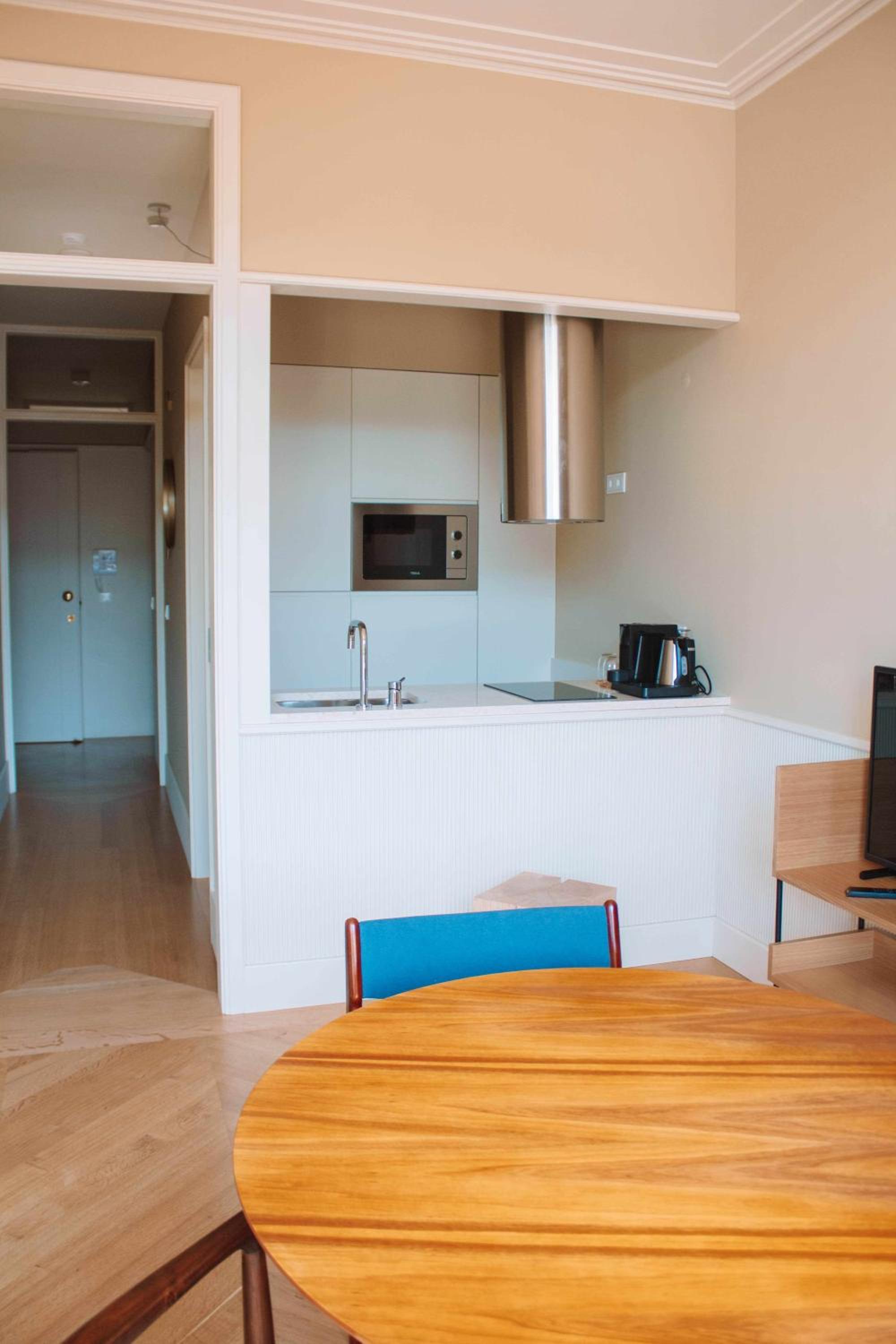 Apartment with Balcony - Photo 3