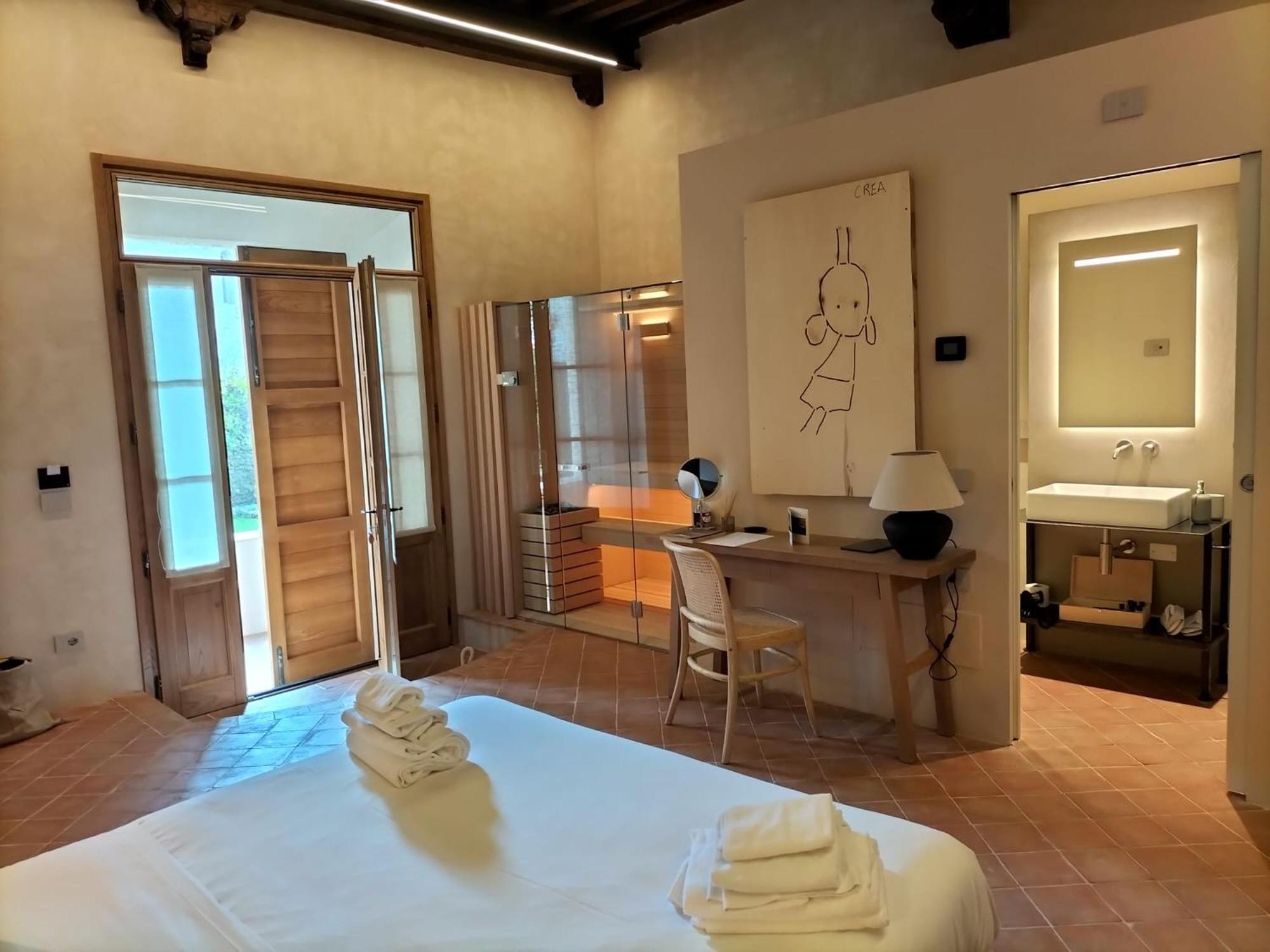 Deluxe King Room - Photo 1