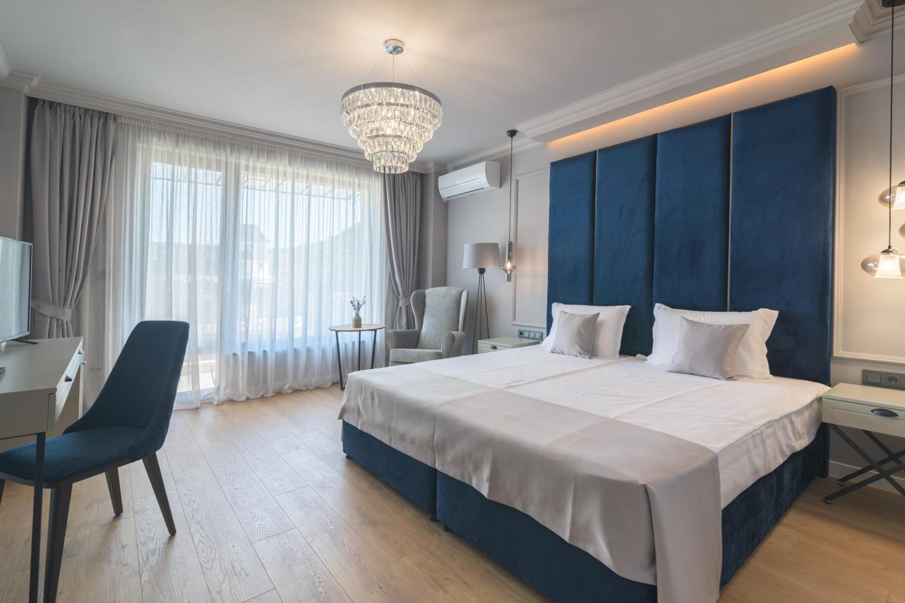 Double or Twin Room with Balcony and Partial Sea View - Free Parking