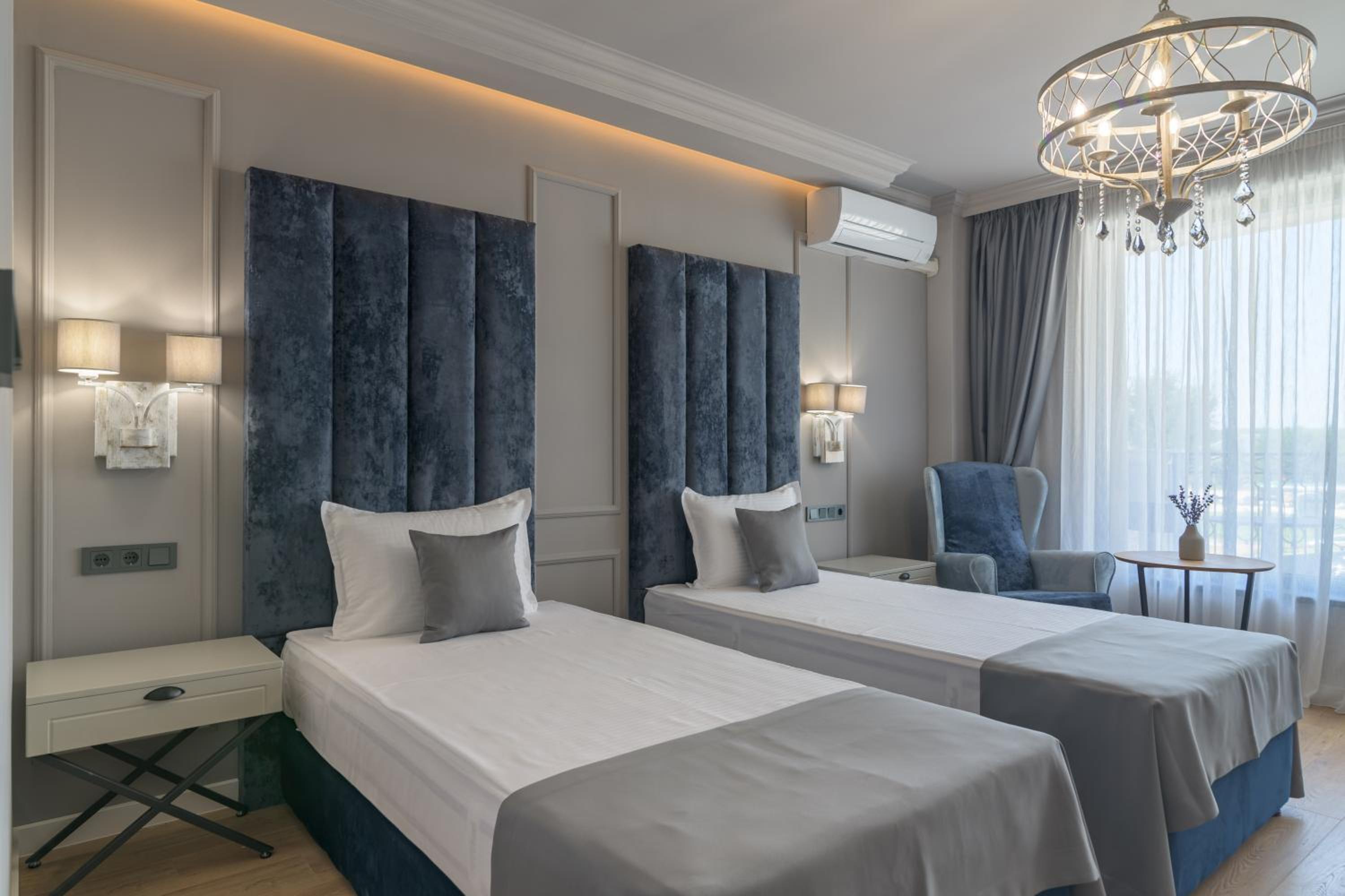 Family Room with Separate Bedroom, Partial Sea View - Free Parking