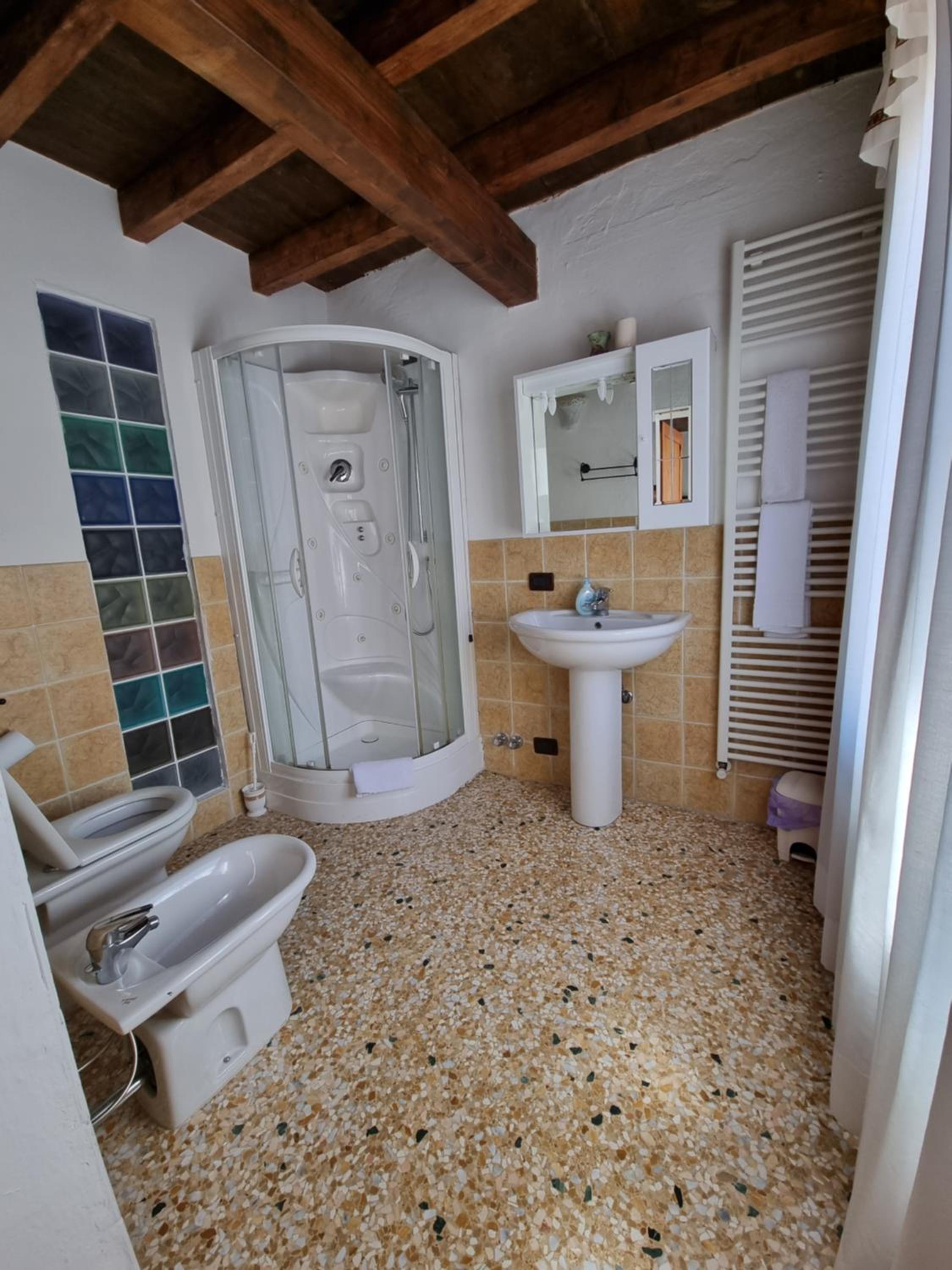 Quadruple Room with Private Bathroom photo 3