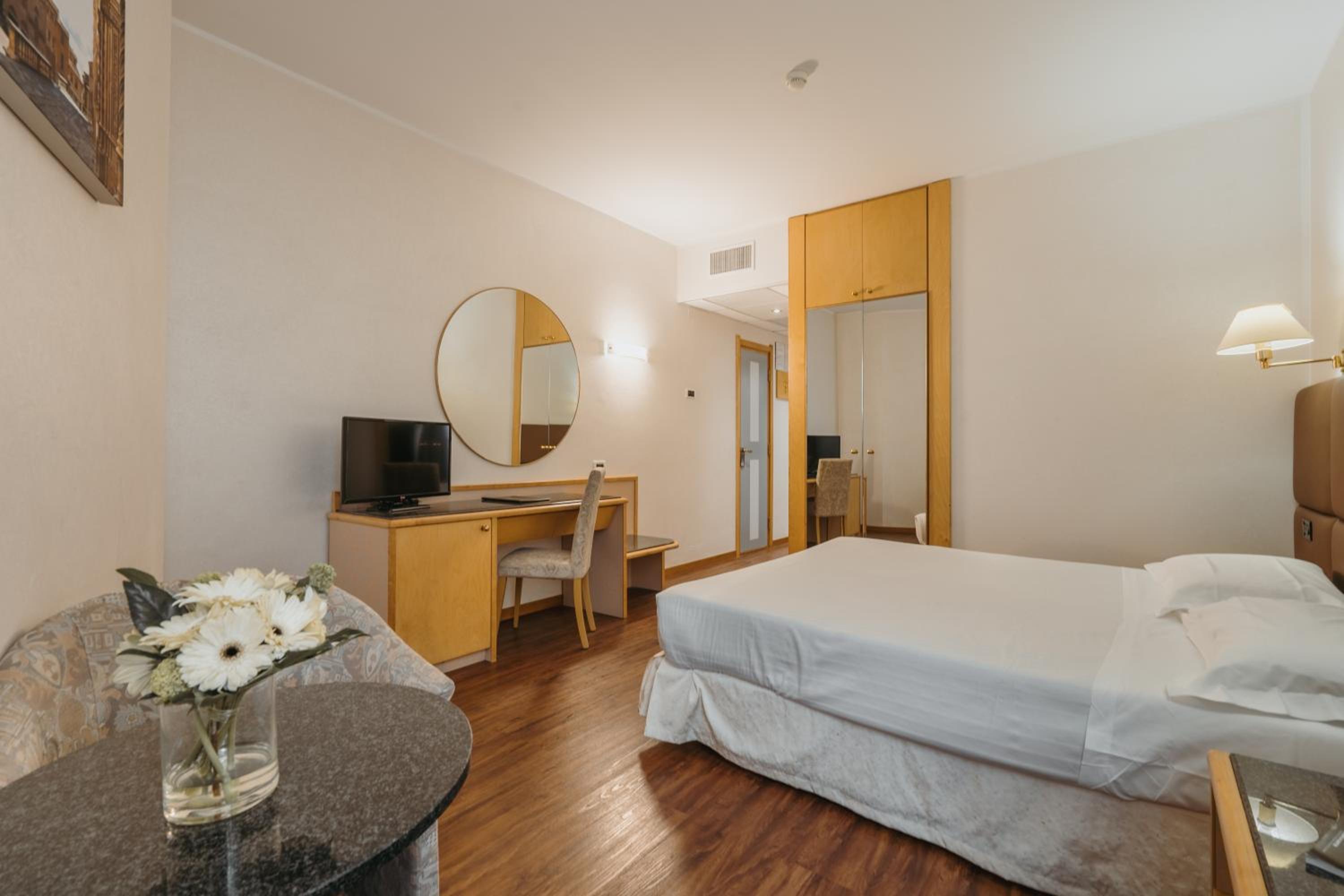 Standard  Double Room - Photo 3