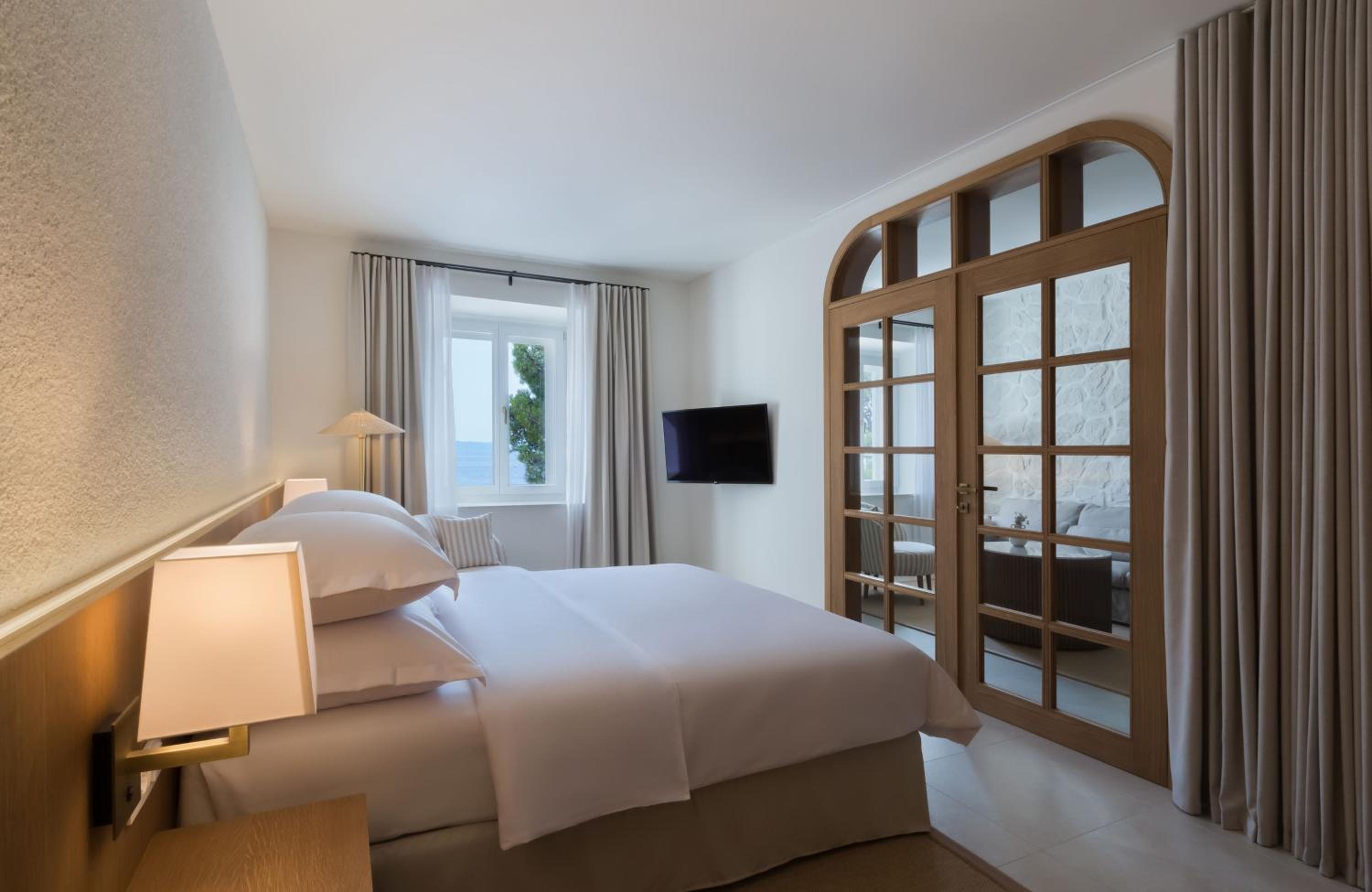 Junior Suite with Sea Side View - Photo 1
