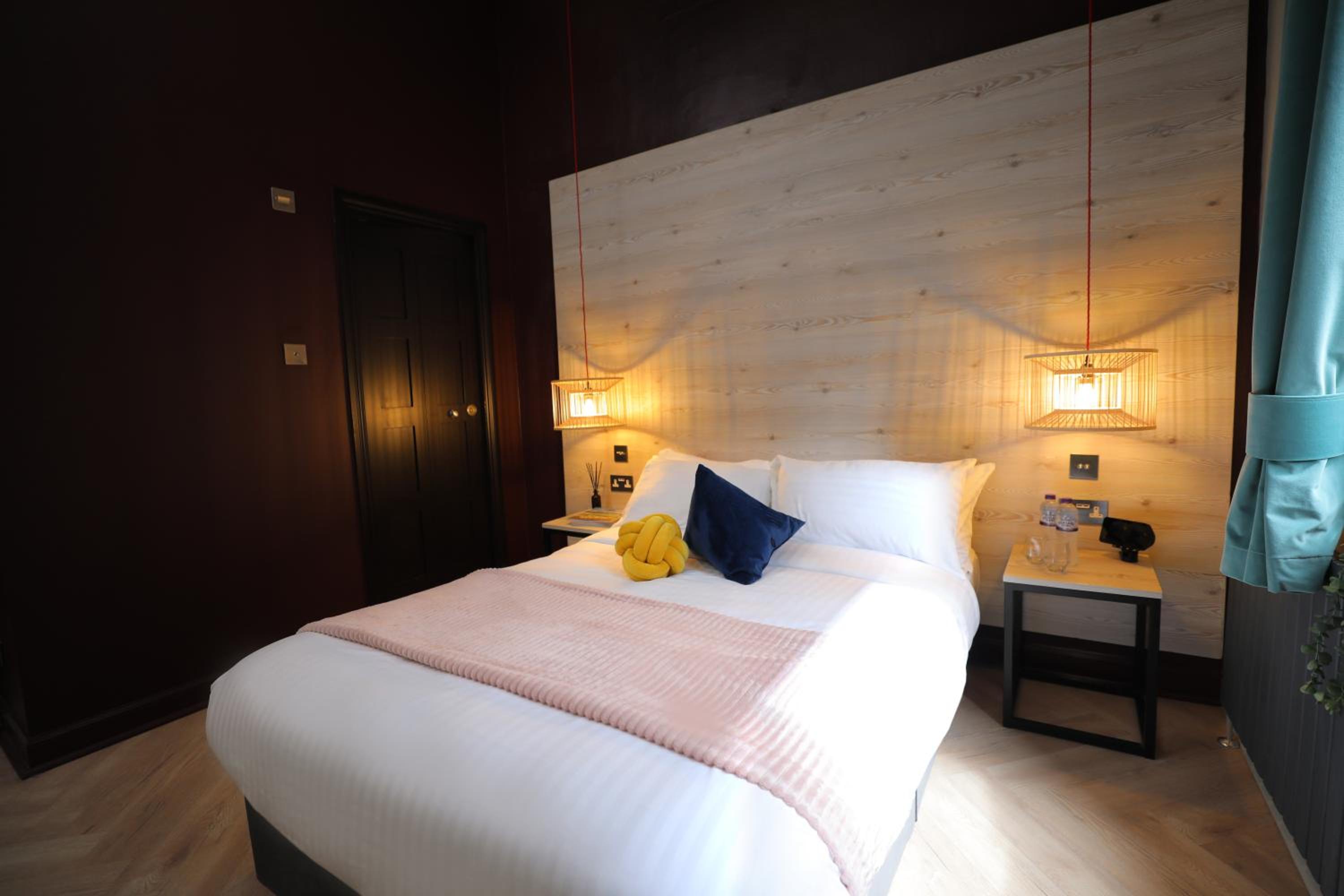 Double Bed - Private Ensuite Facilities  - Photo 4