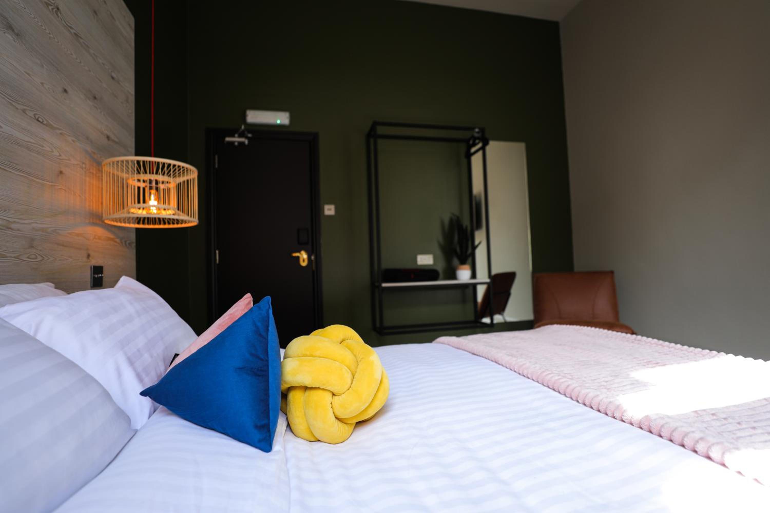 King Bed - Private Ensuite Facilities - Photo 4