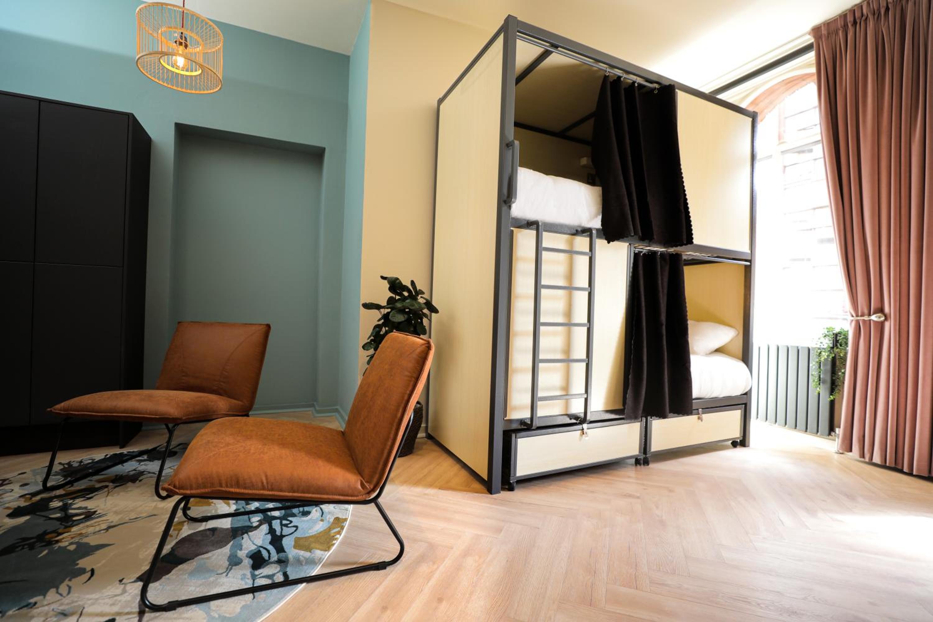 Private Full Dorm for 6 people (Triple bunk)