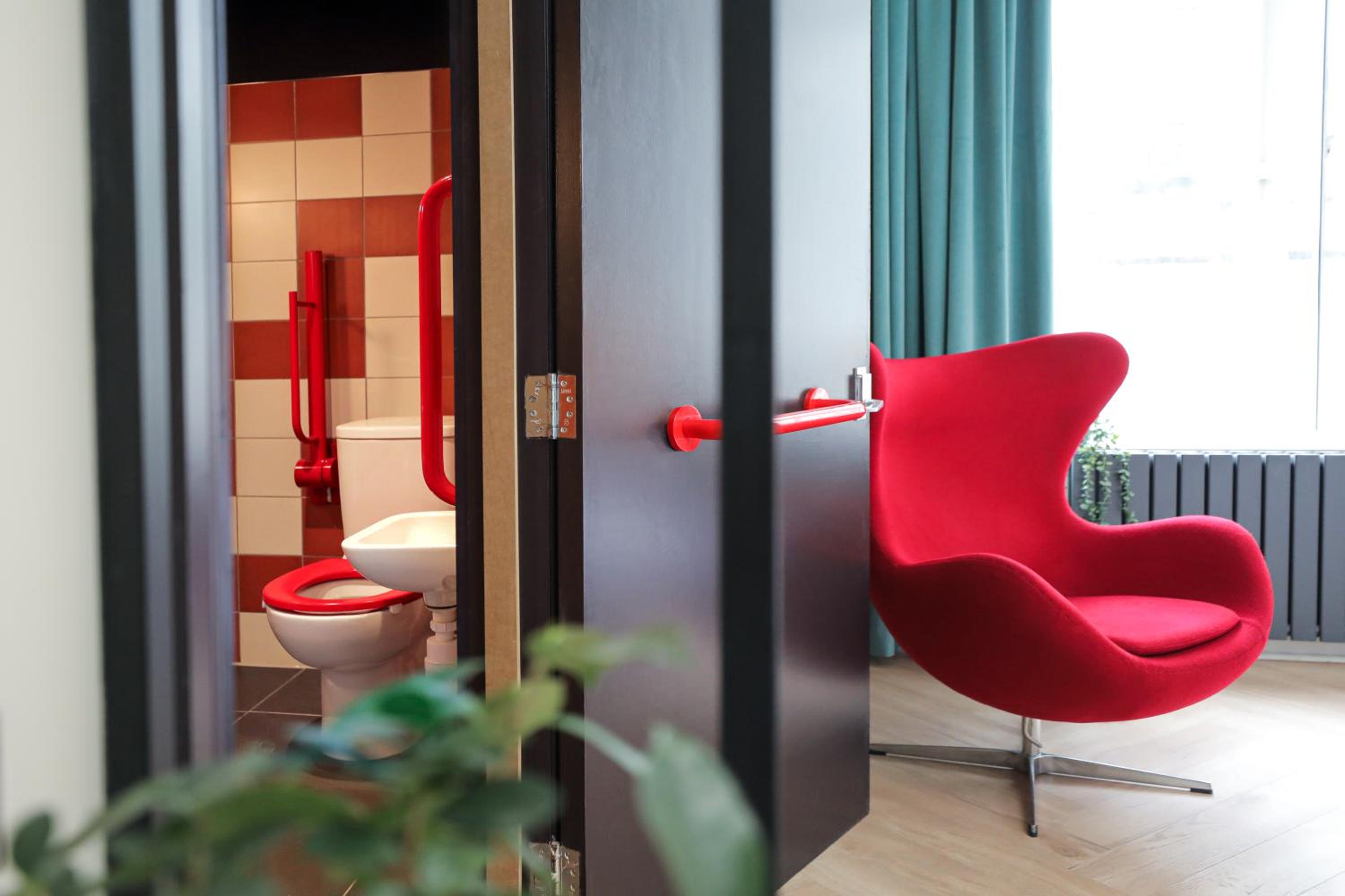 King Bed - Private Ensuite Facilities - Photo 2