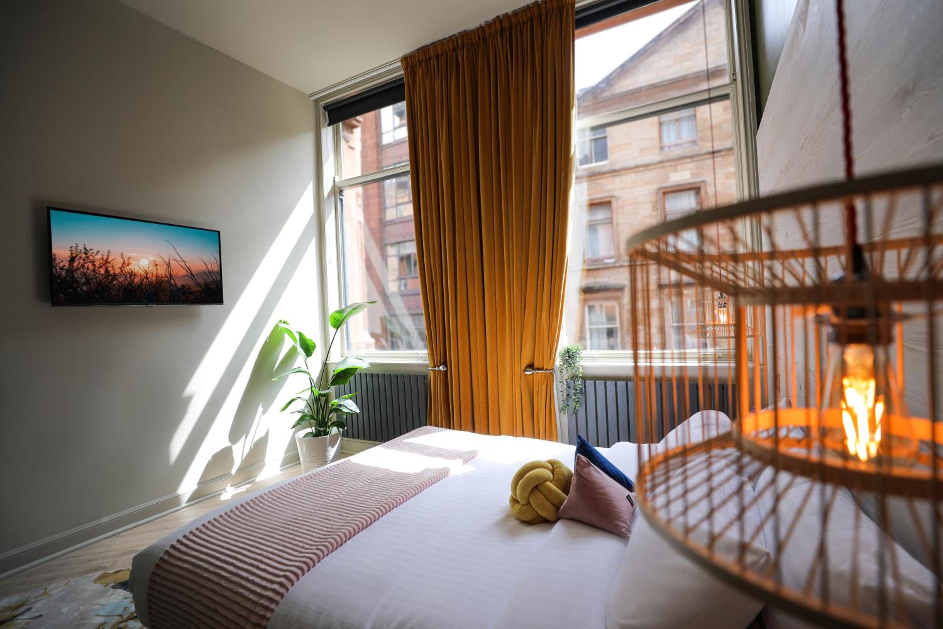 King Bed - Private Ensuite Facilities - Photo 1
