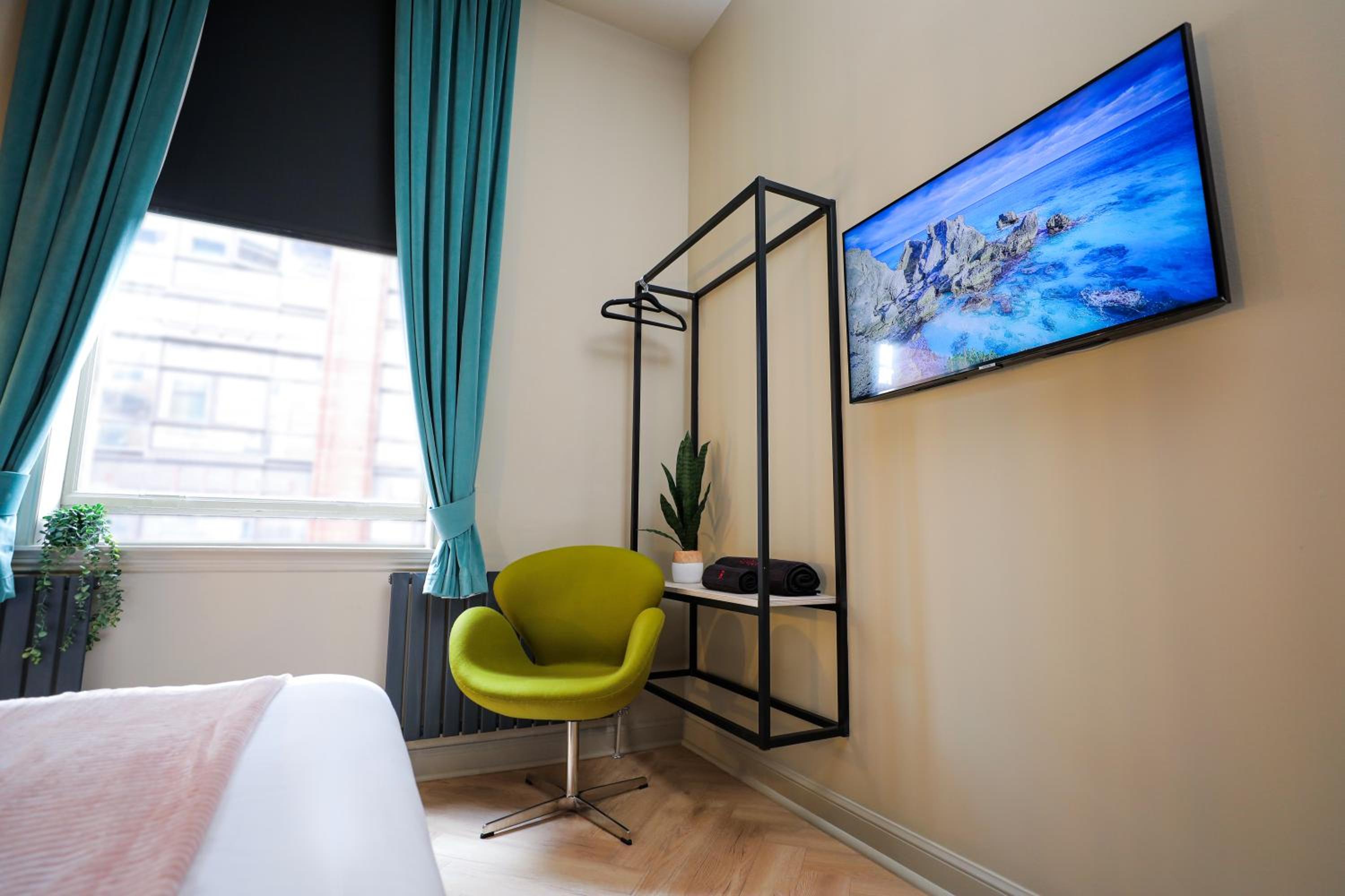 Double Bed - Private Ensuite Facilities  - Photo 6