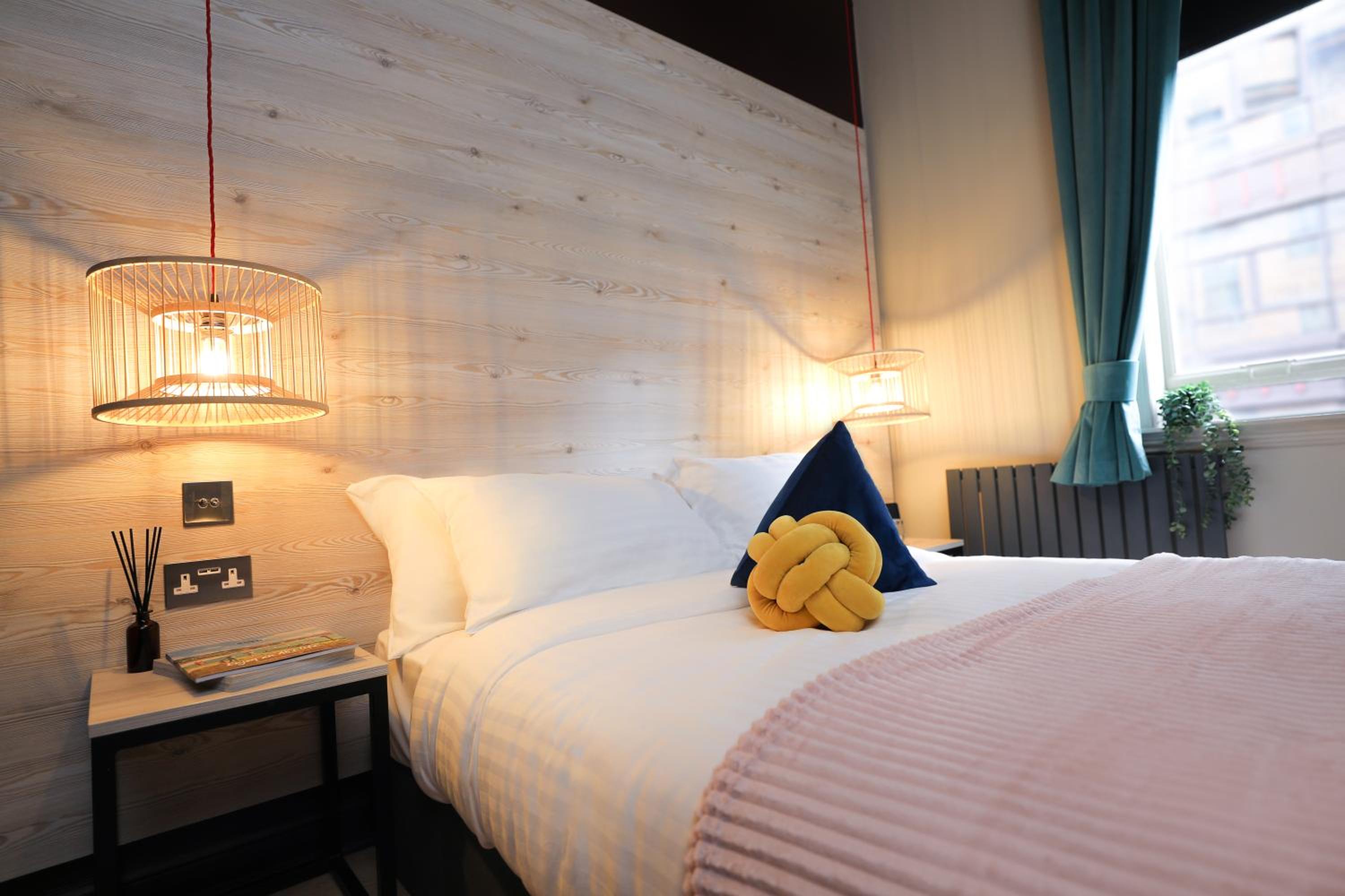 Double Bed - Private Ensuite Facilities  - Photo 5