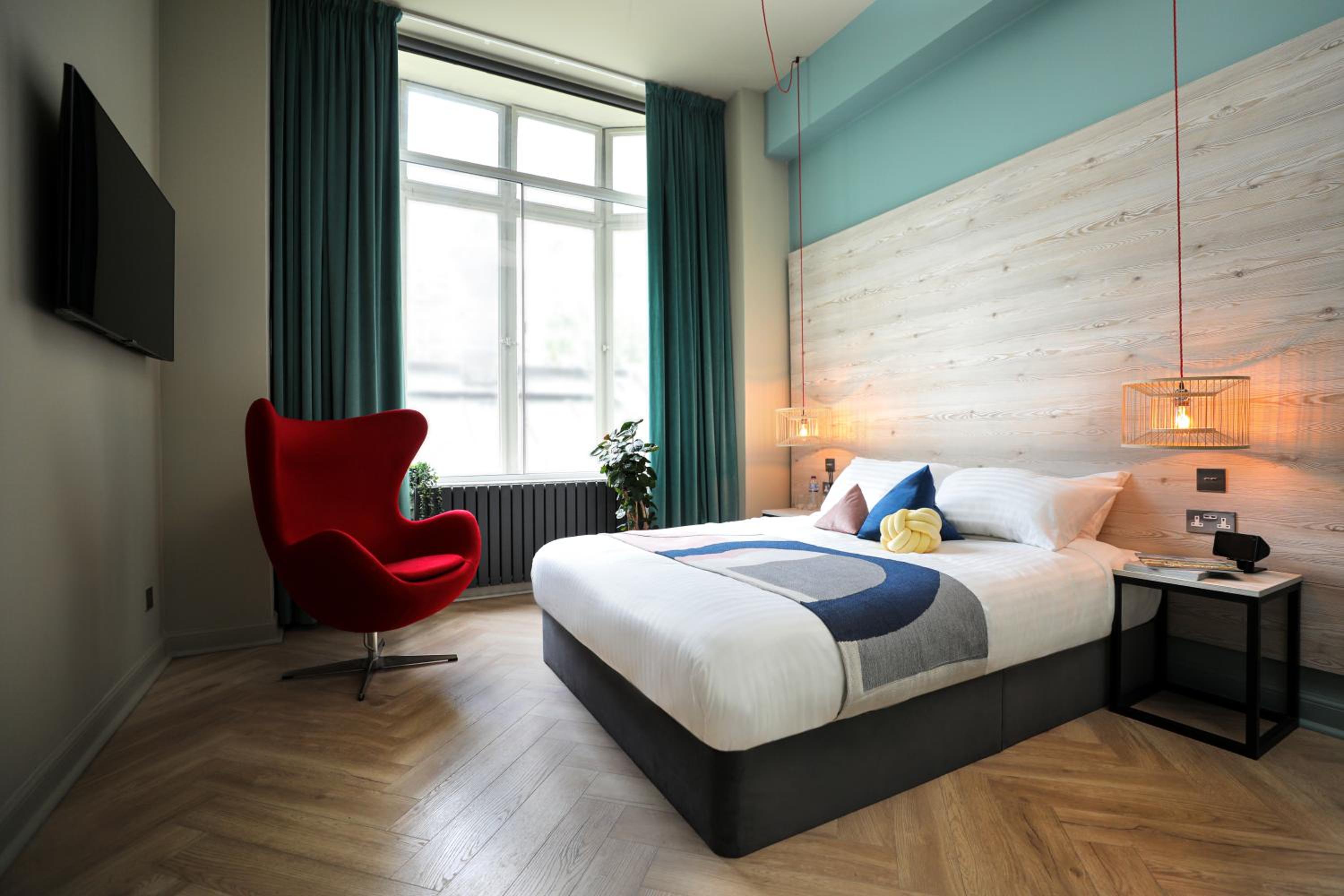 King Bed - Private Ensuite Facilities - Photo 5