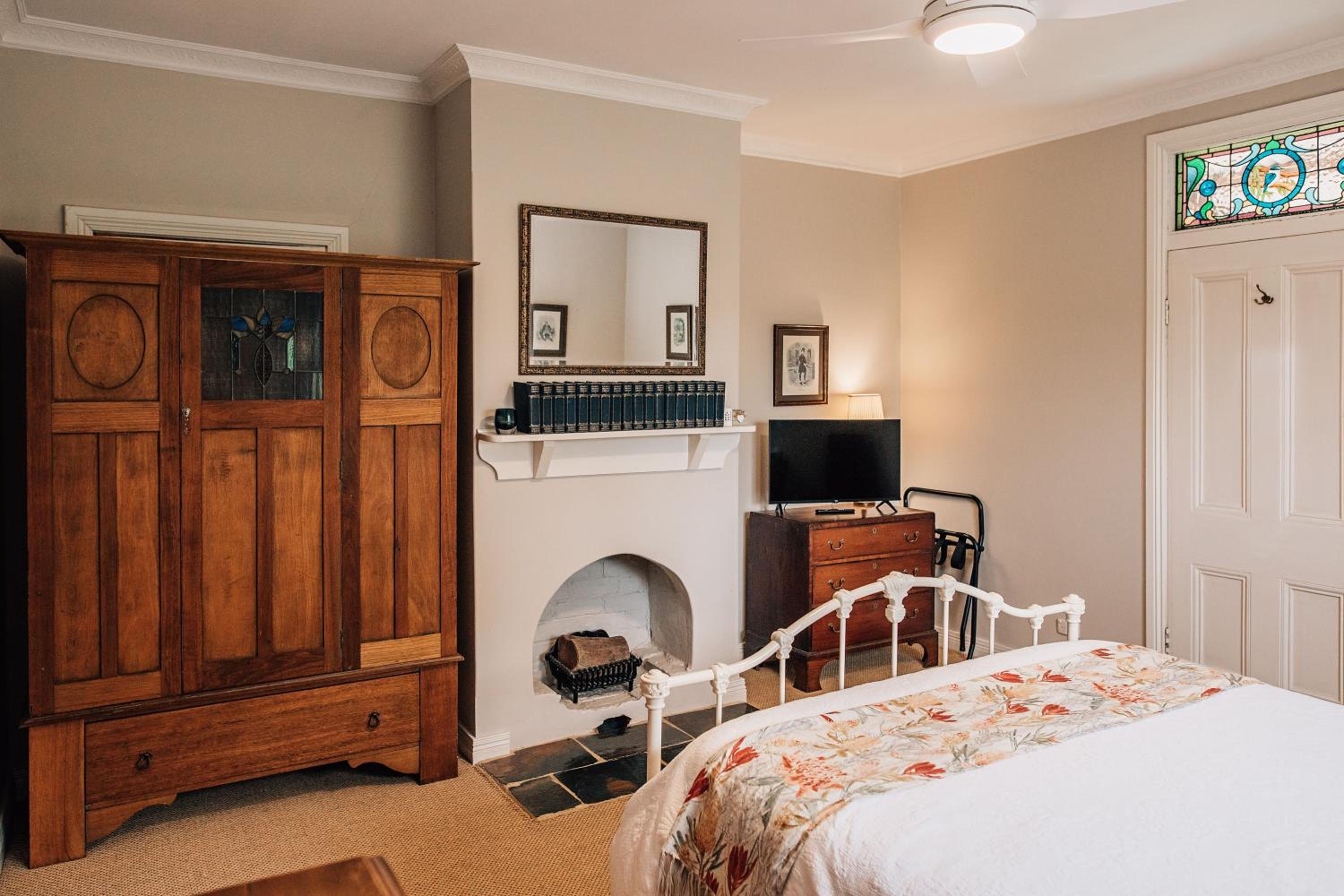 Deluxe Queen Room - Photo 7