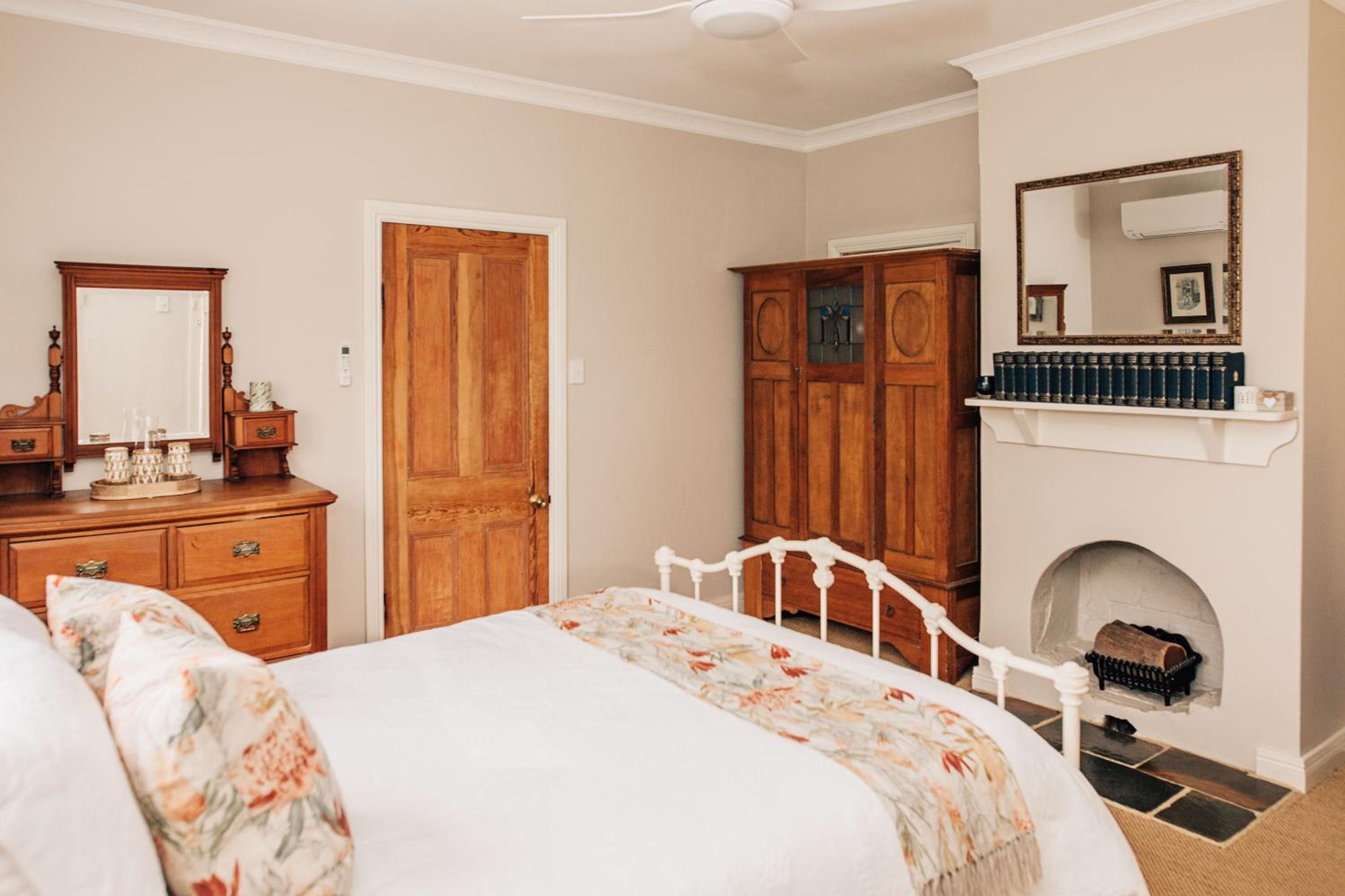 Deluxe Queen Room - Photo 6