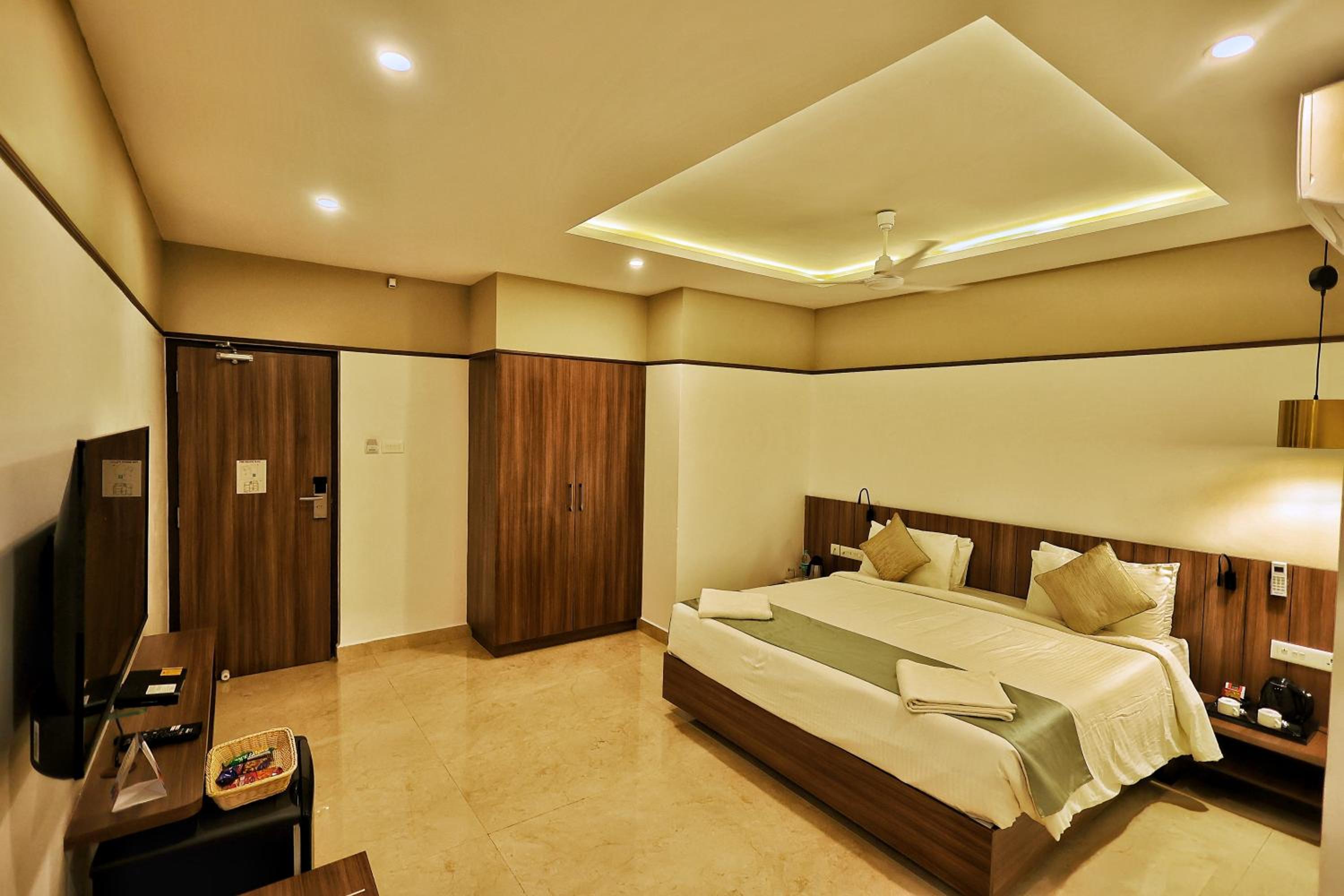 Deluxe Double Room - Photo 11