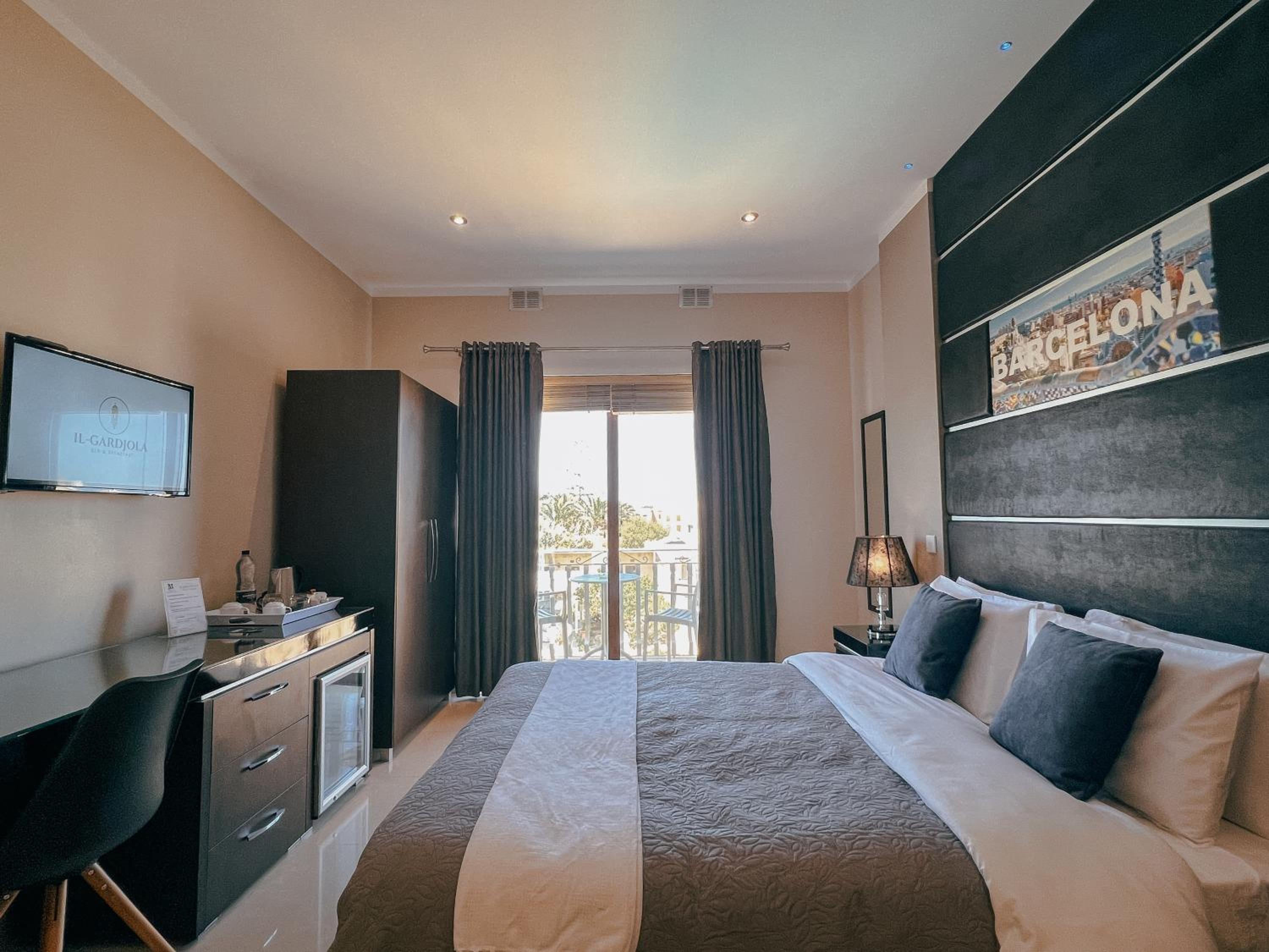 Deluxe Double Room with Balcony photo 3