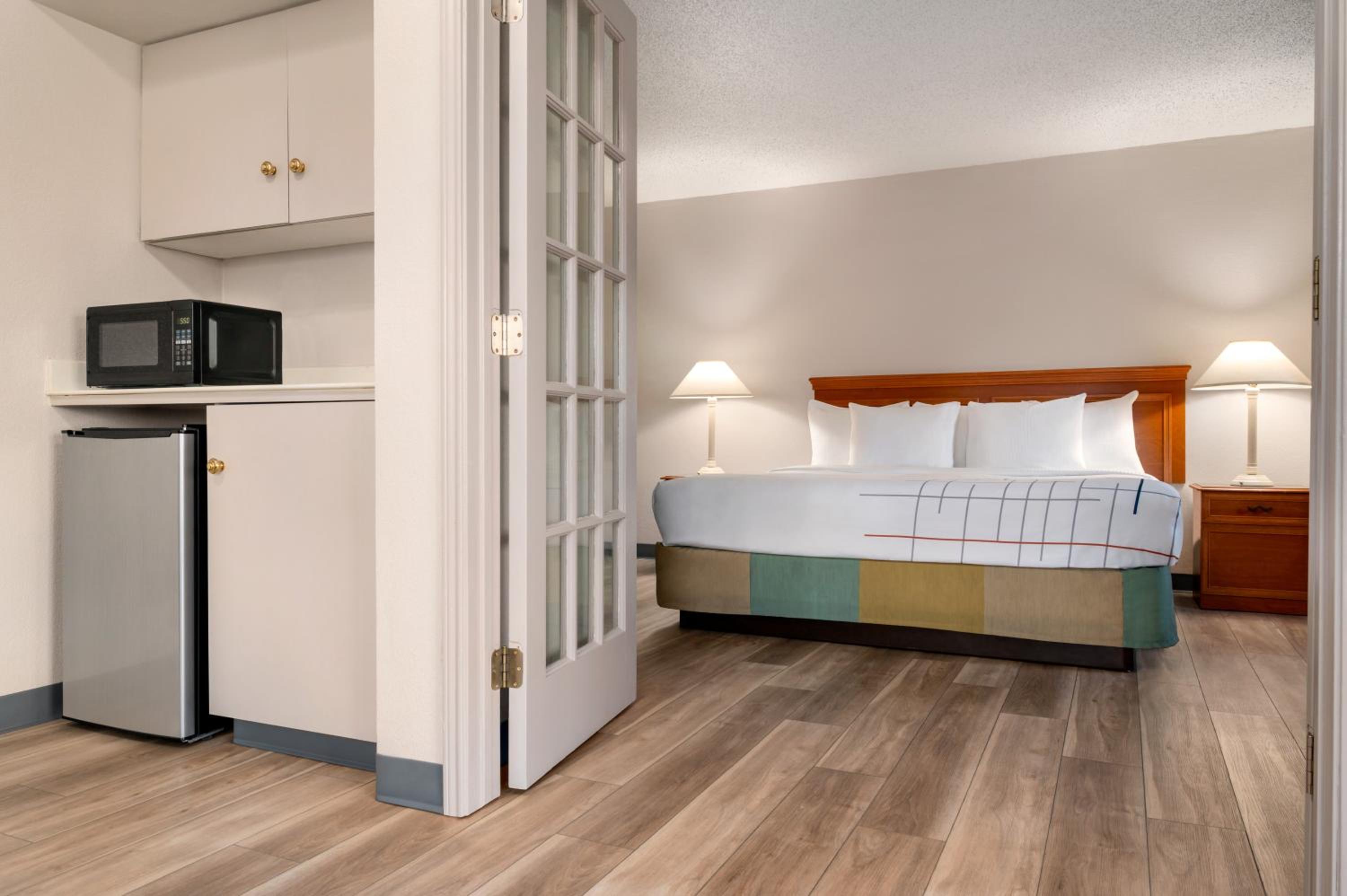 King Suite - Non-Smoking - Photo 12