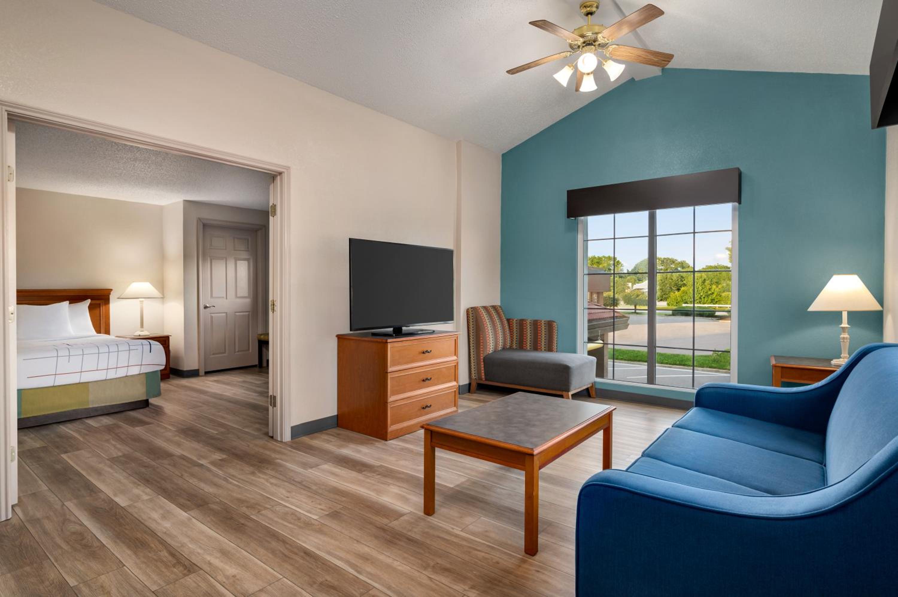 King Suite - Non-Smoking - Photo 11