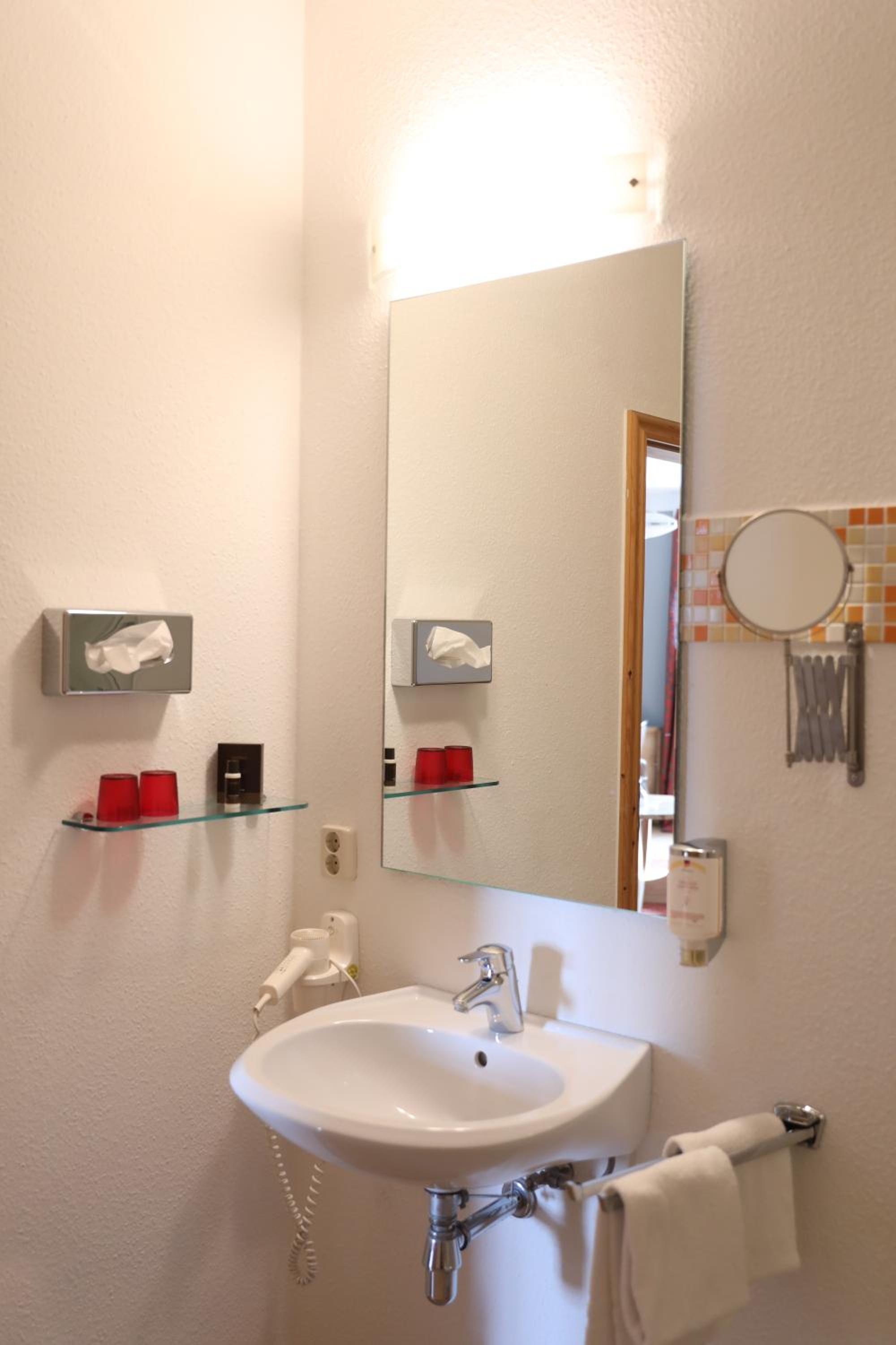 Standard Double Room - Photo 5