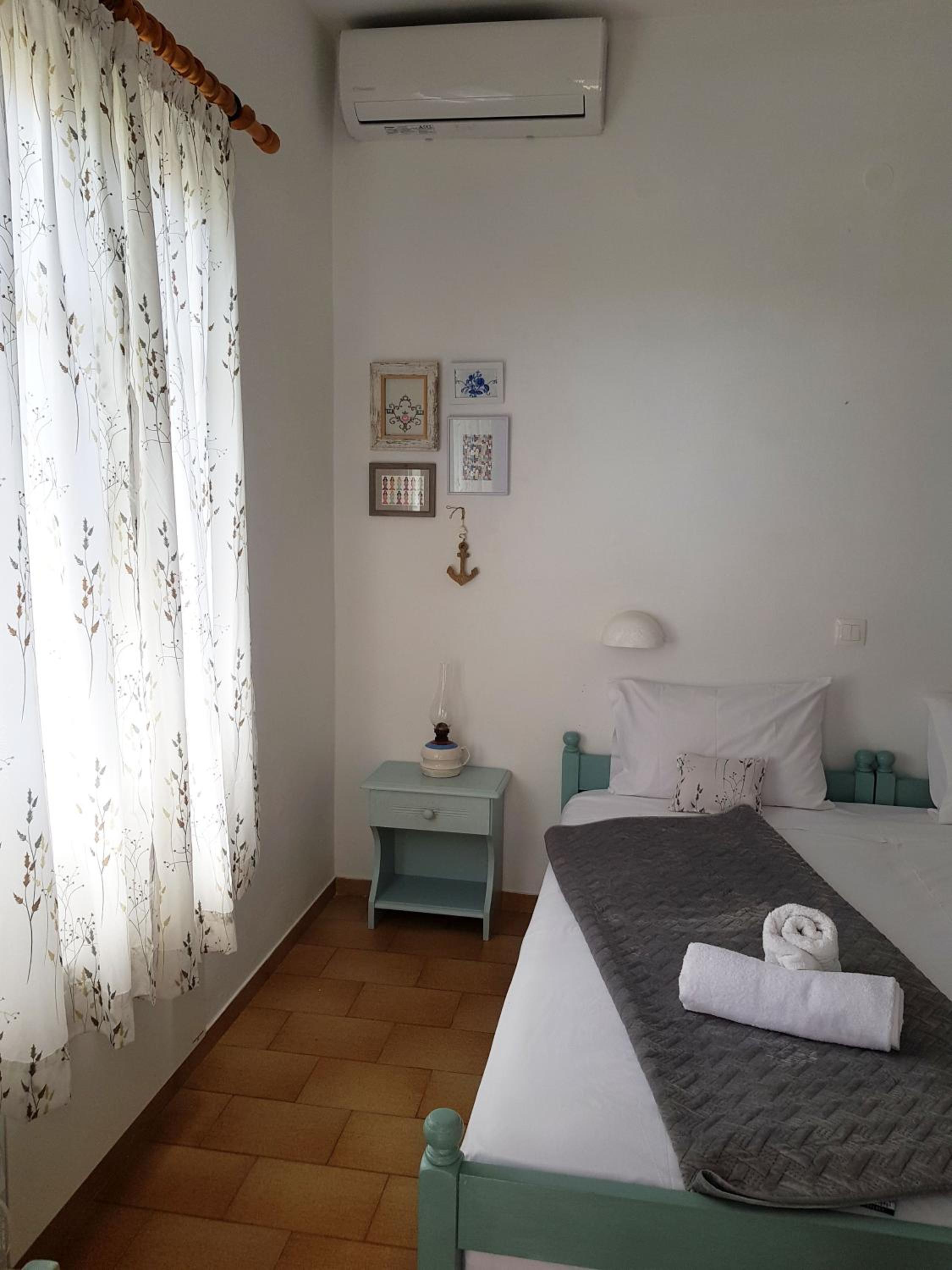 Double or Twin Room with Partial Sea View photo 2