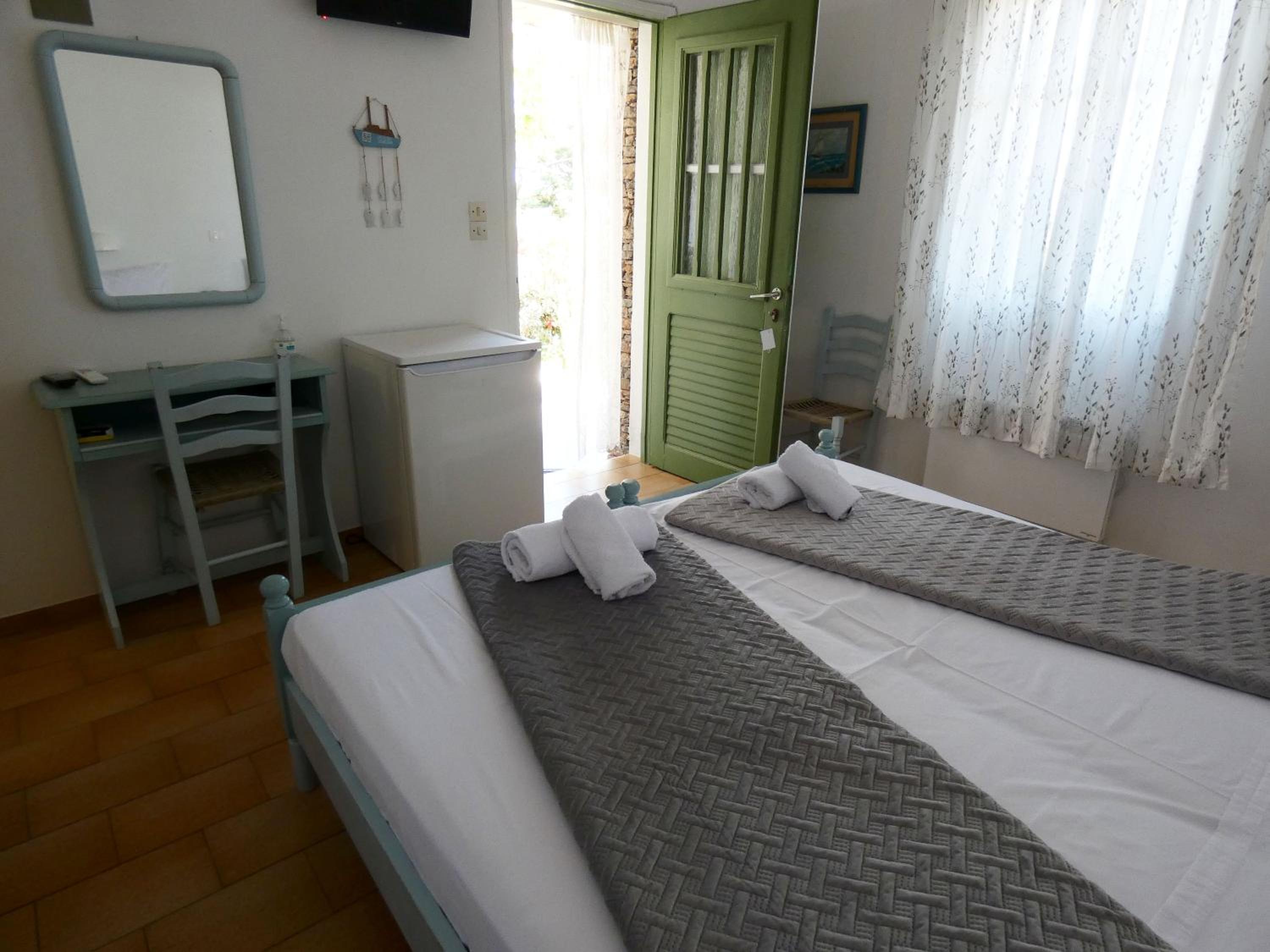 Double or Twin Room with Partial Sea View photo 3