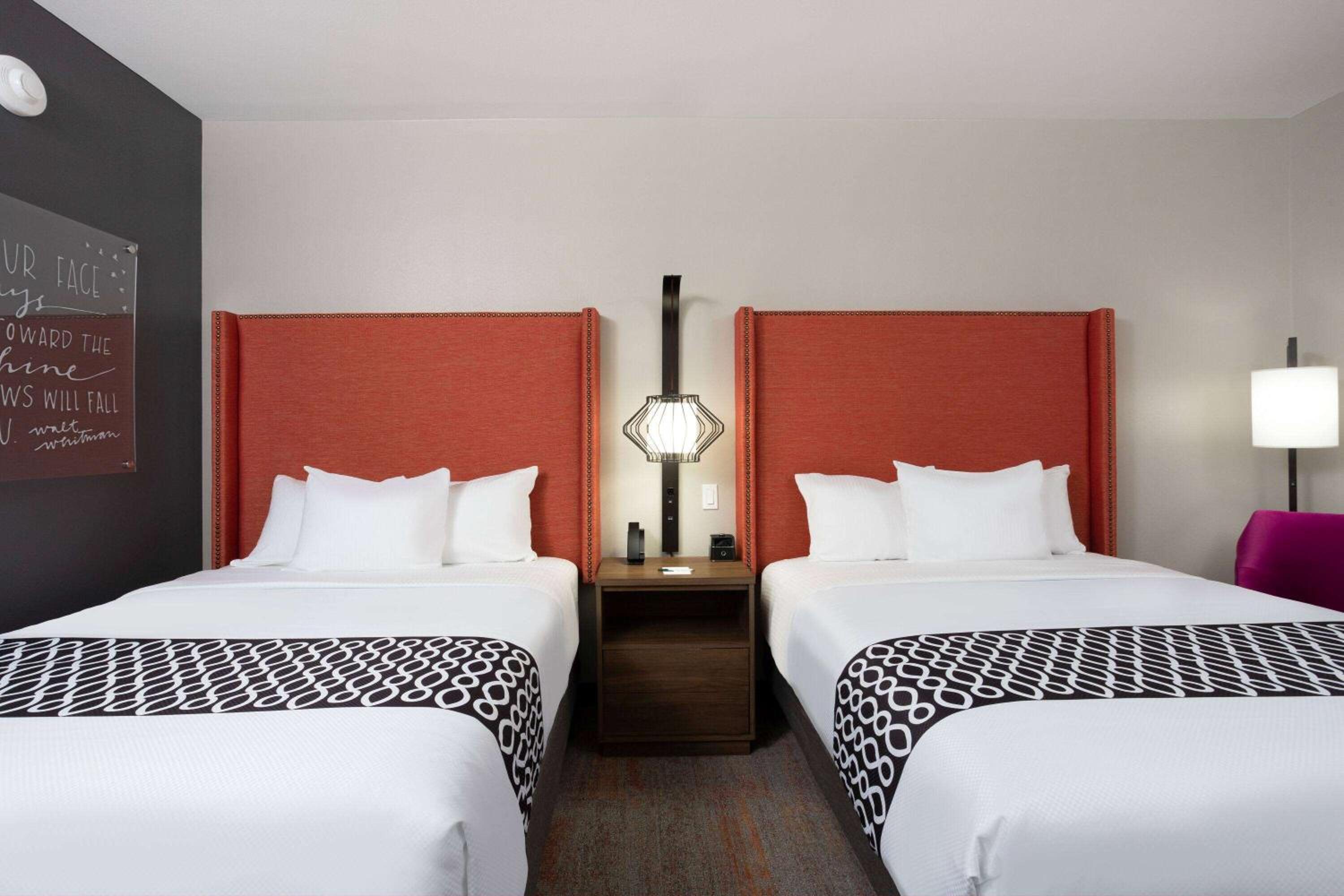 Queen Room with Two Queen Beds - Non-Smoking - Photo 3