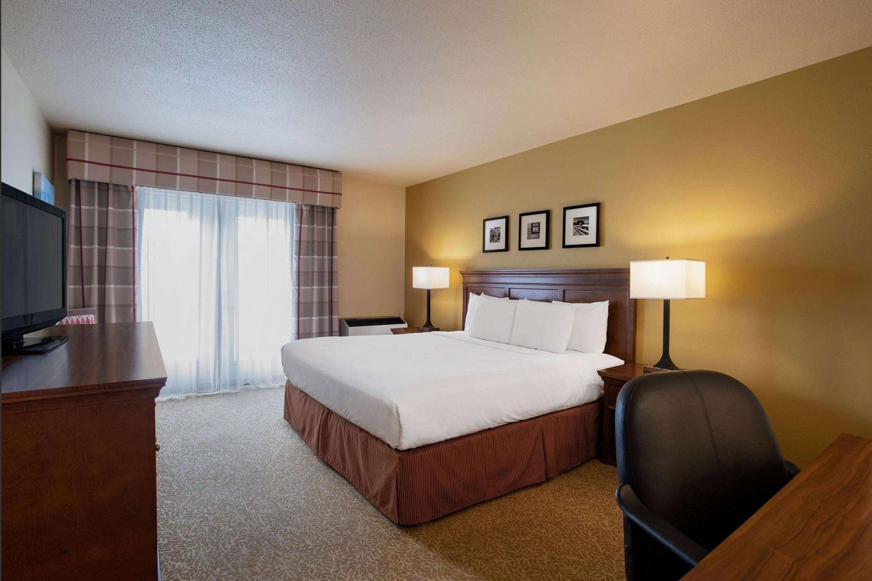 1 King Bed, Mobility Accessible Room, Bathtub w/ Grab Bars, Non-Smoking - Photo 1
