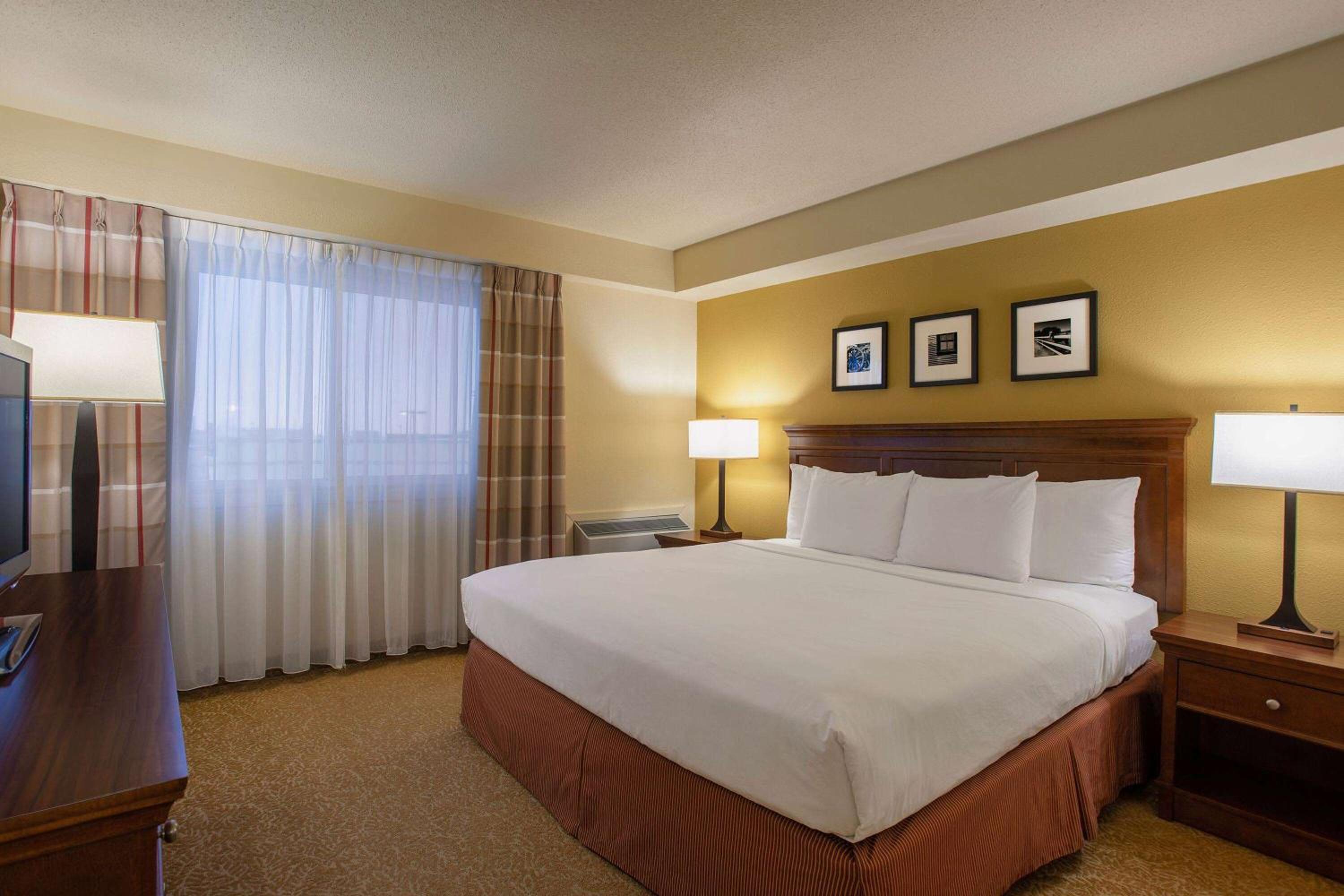 Deluxe King Room - Non-Smoking - Photo 1