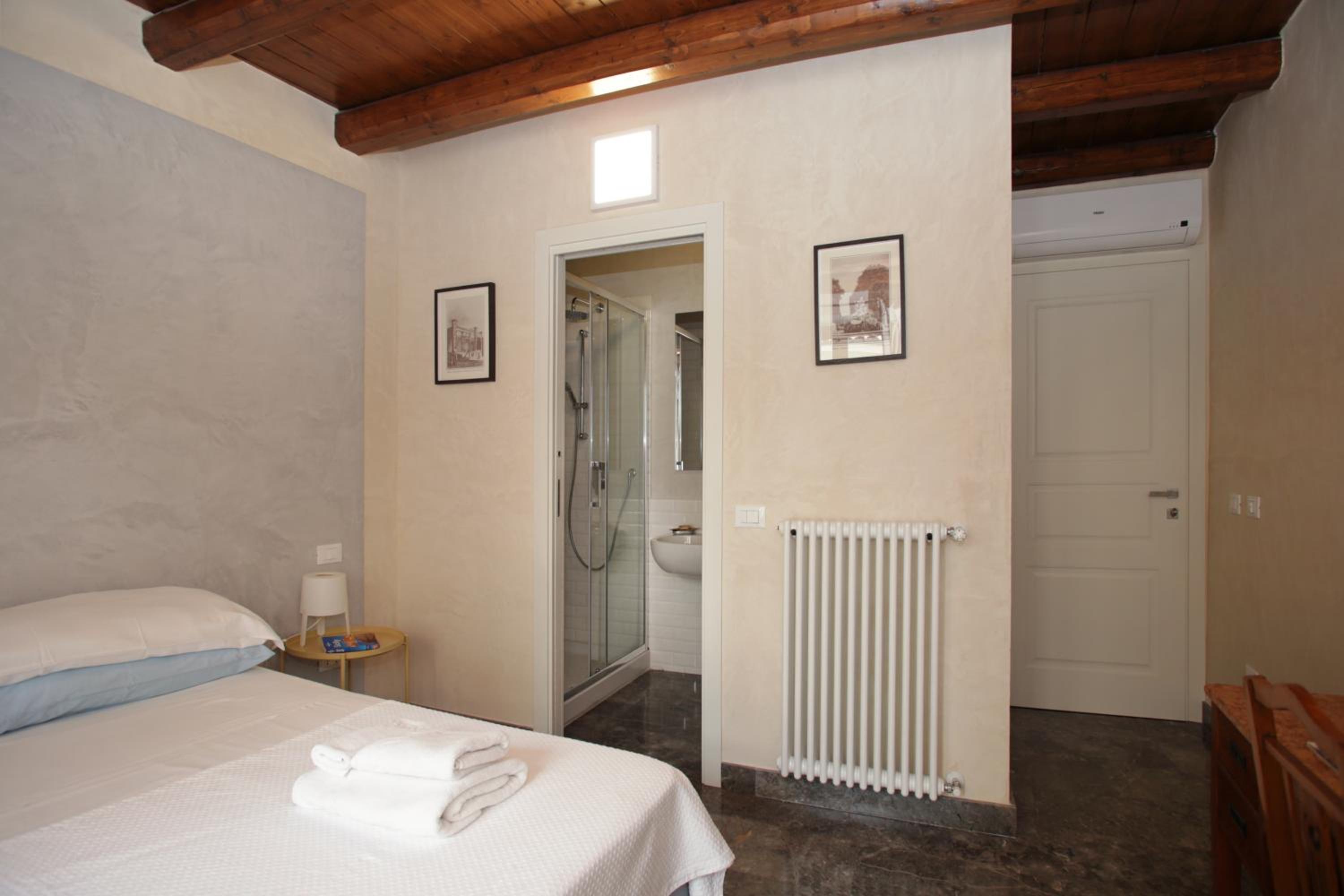 Large Double Room photo 2