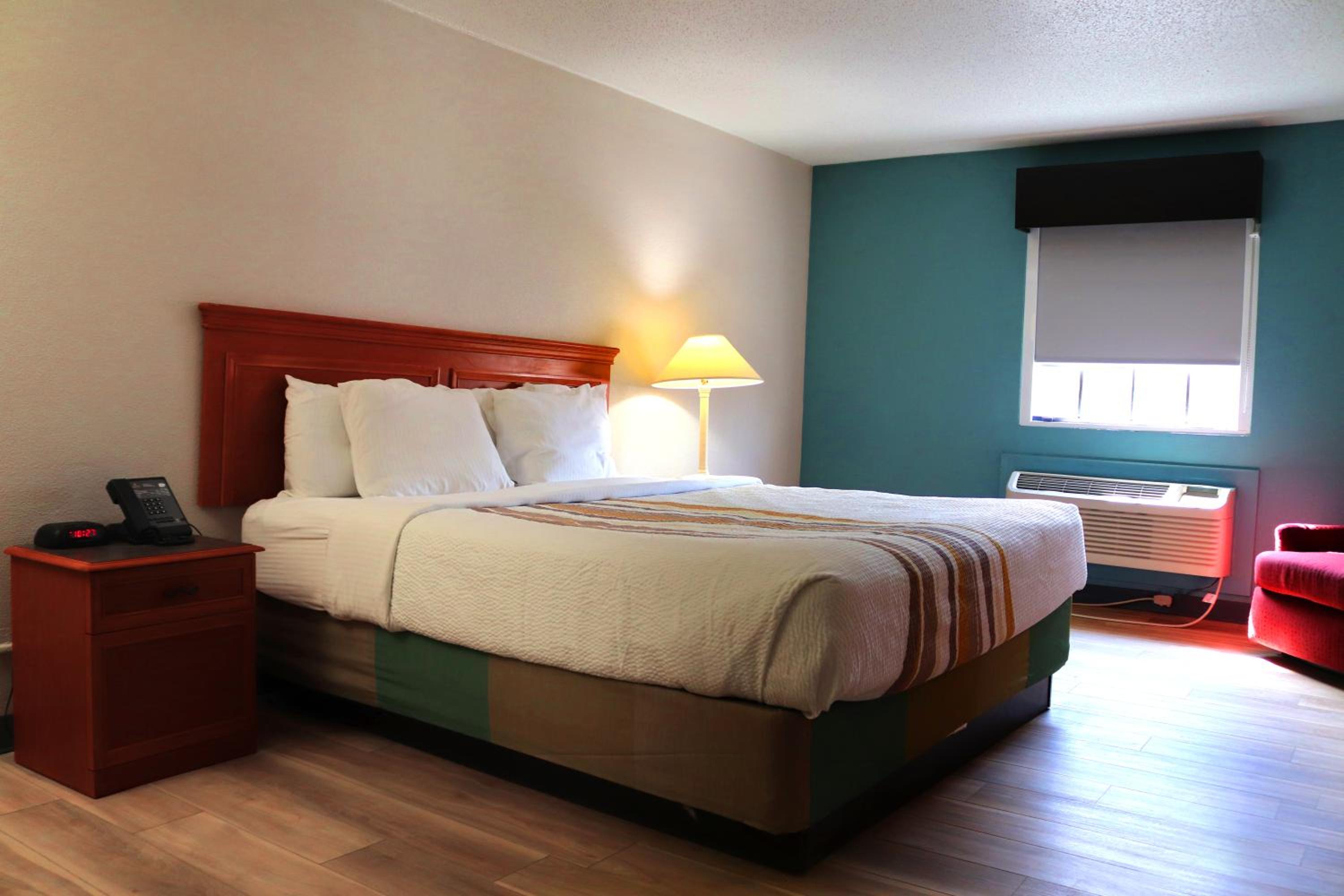 Deluxe King Room - Photo 10