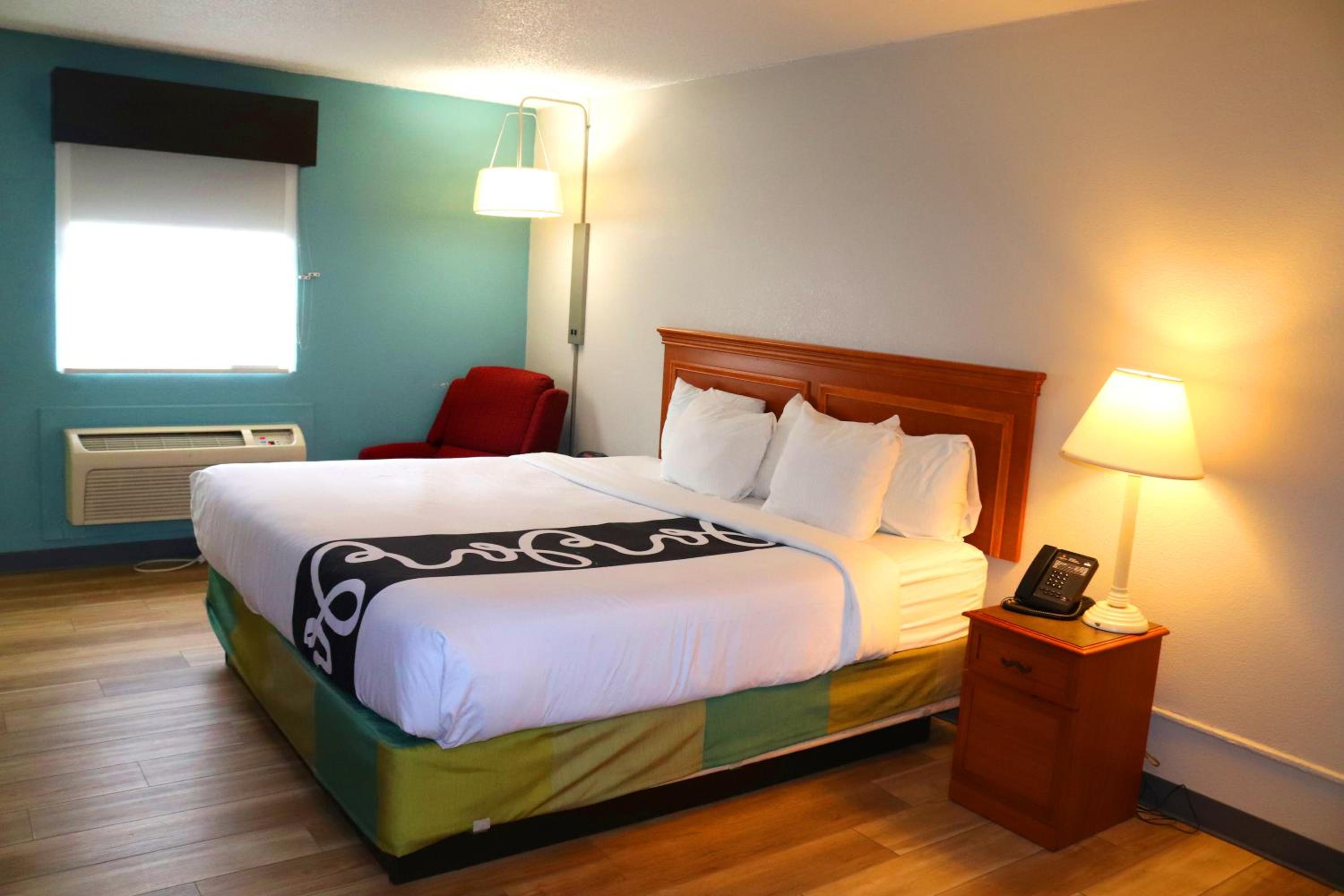 Deluxe King Room - Photo 9