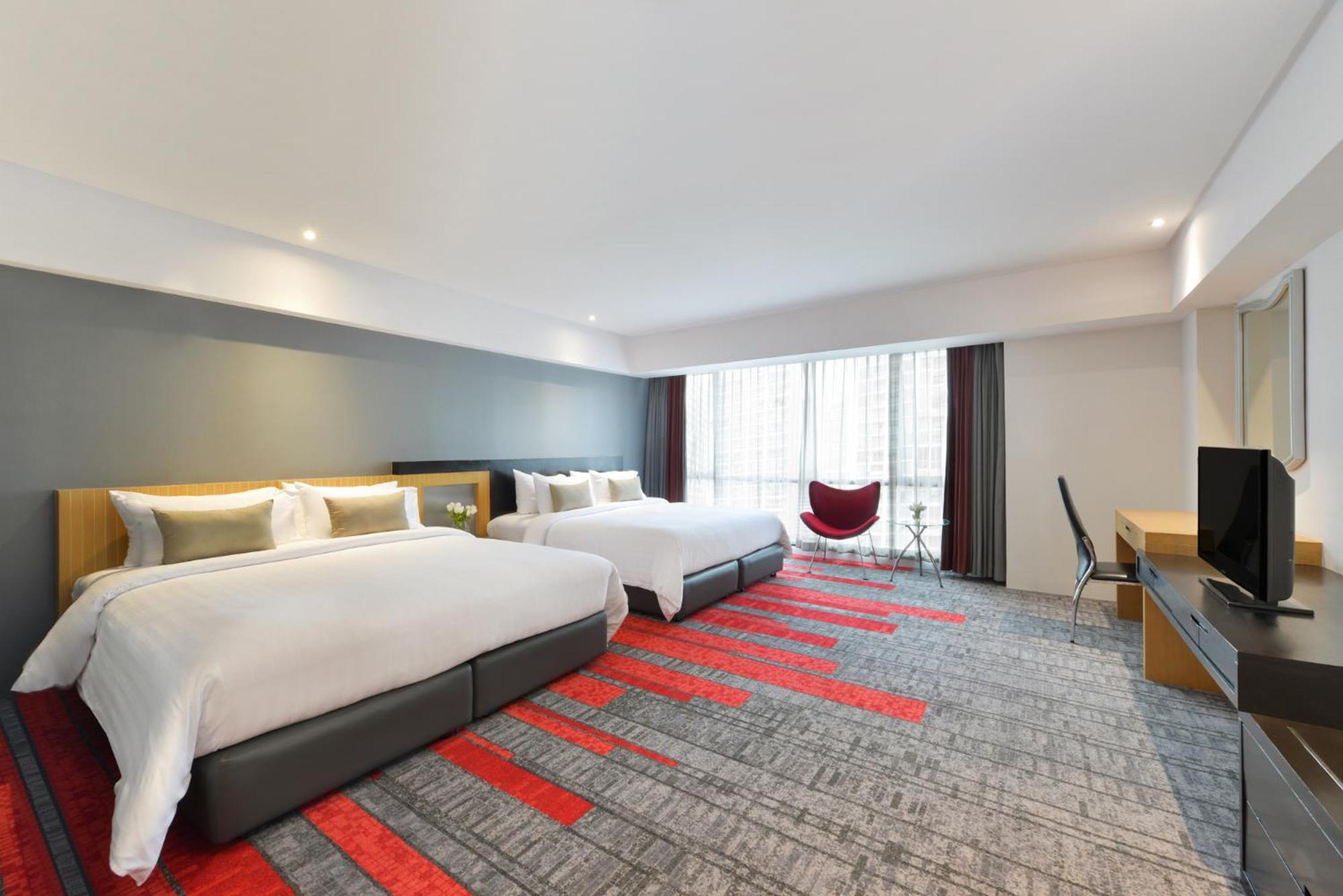 Deluxe Grand Queen Room with Two Queen Beds (Non Smoking) photo 2