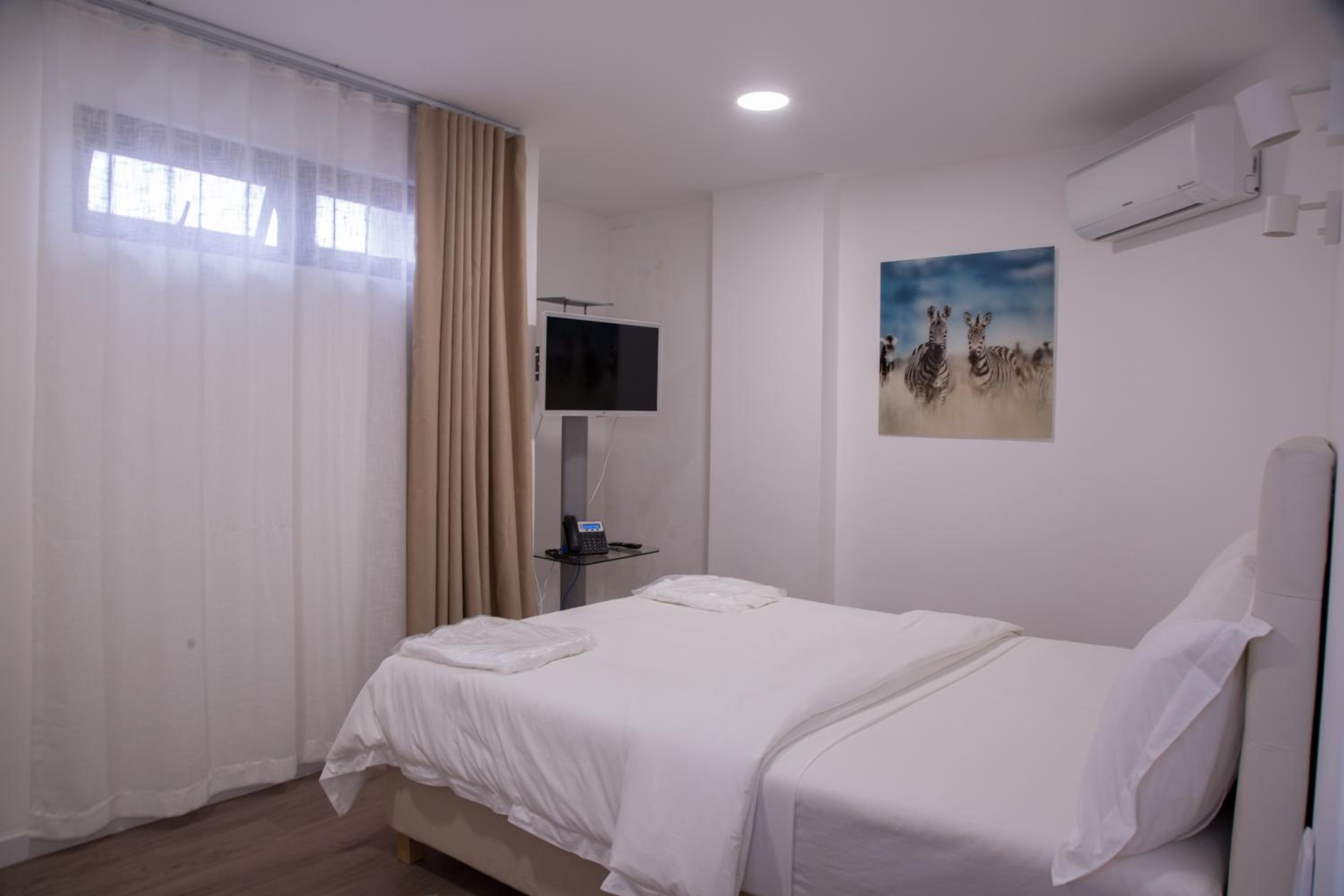 Standard Queen Room photo 3