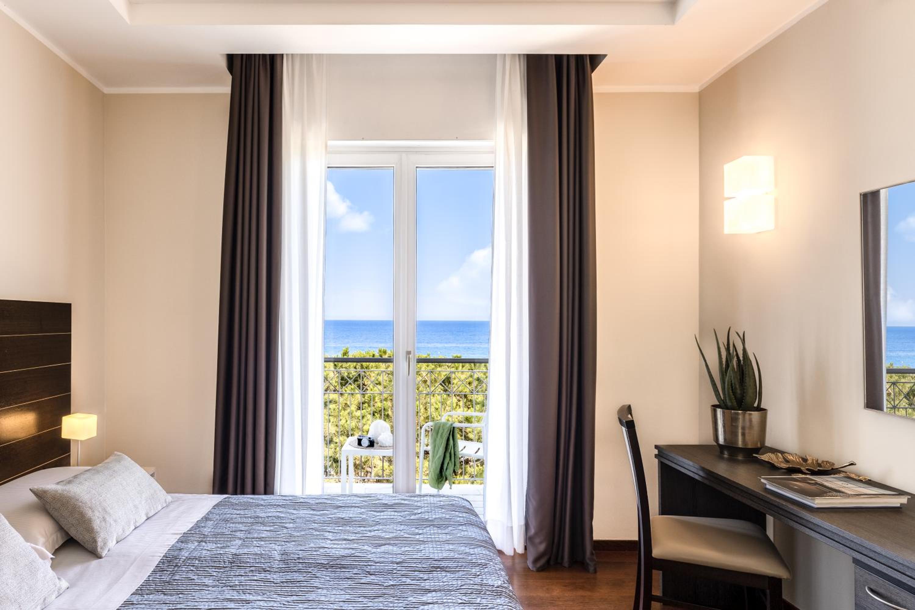 Double or Twin Room with Sea View