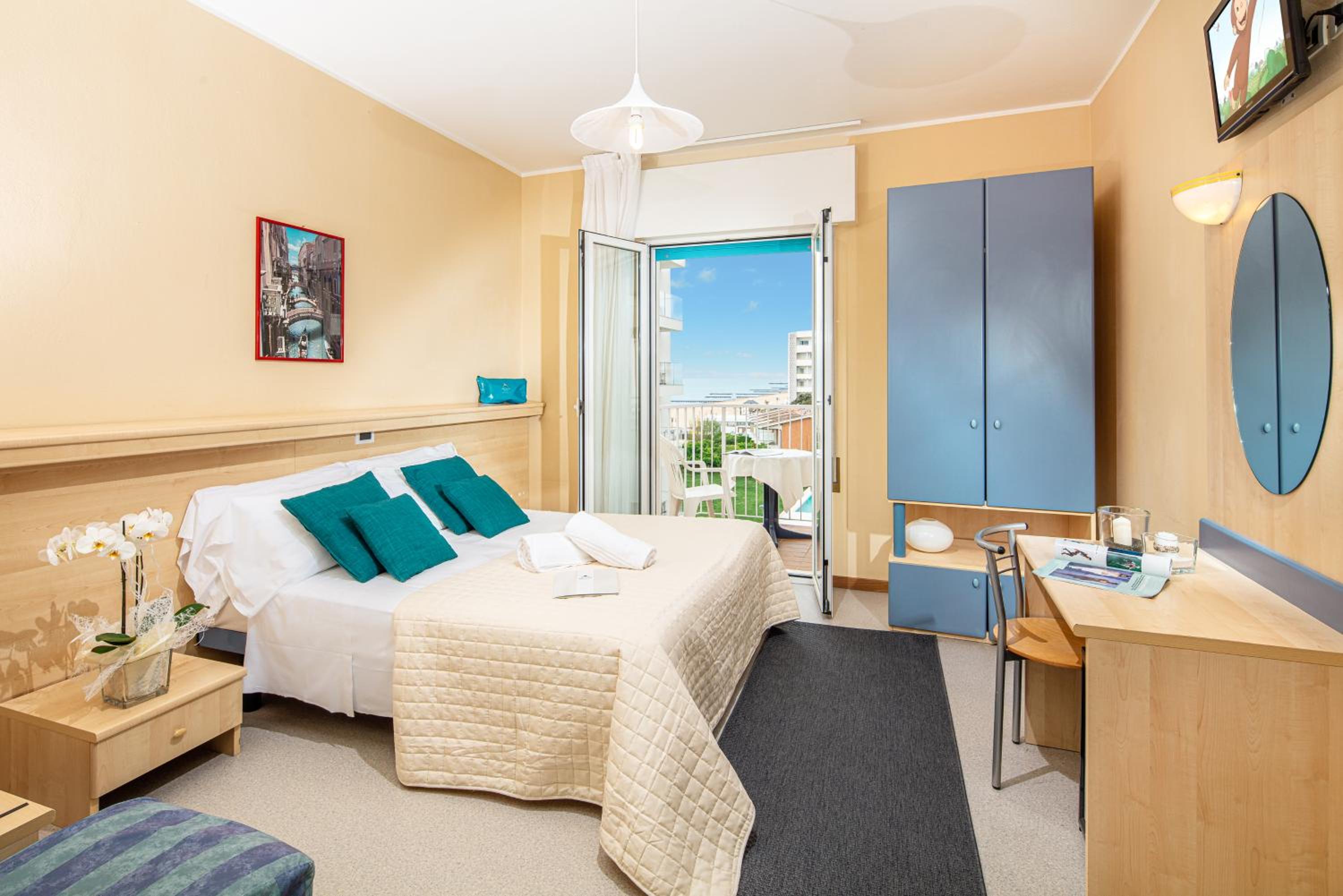 Double Room with Partial Sea View - Photo 1