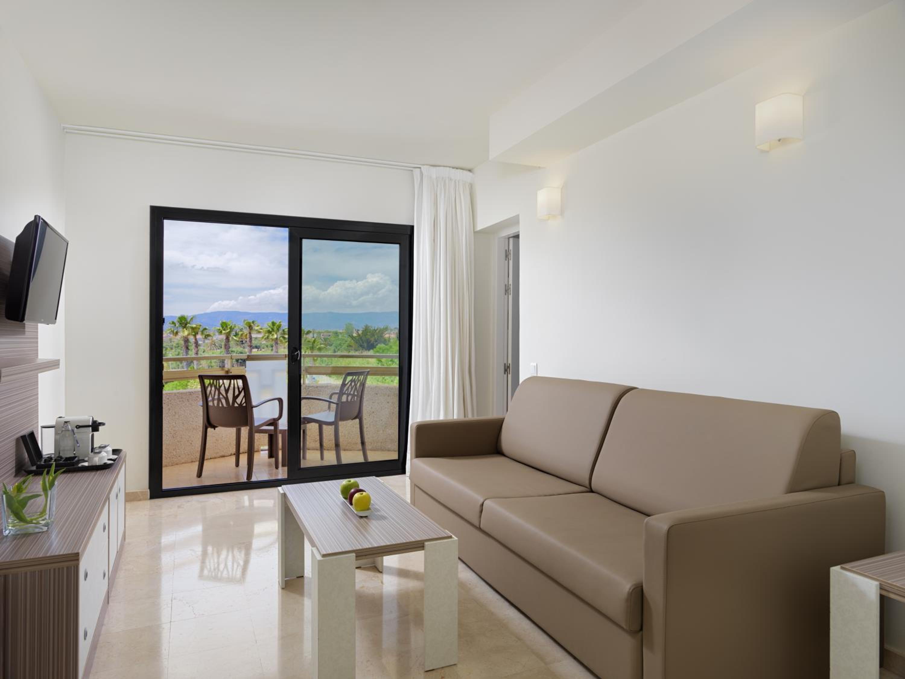 Suite Junior Básica (2 Adultos + 1 Niño hasta 10 años)
