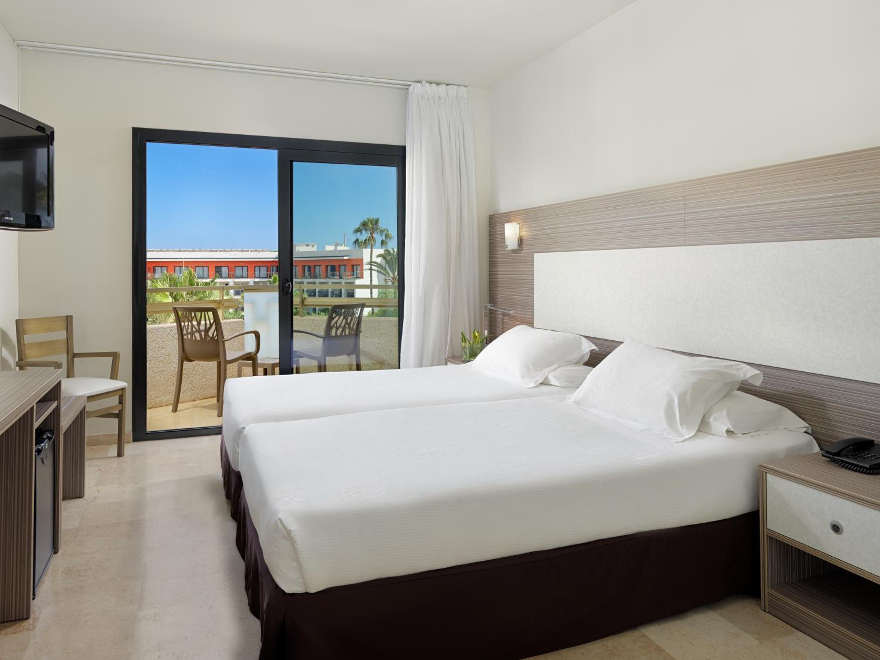 Habitación Doble o con Dos Camas con Vista a la Piscina (2 Adultos)
