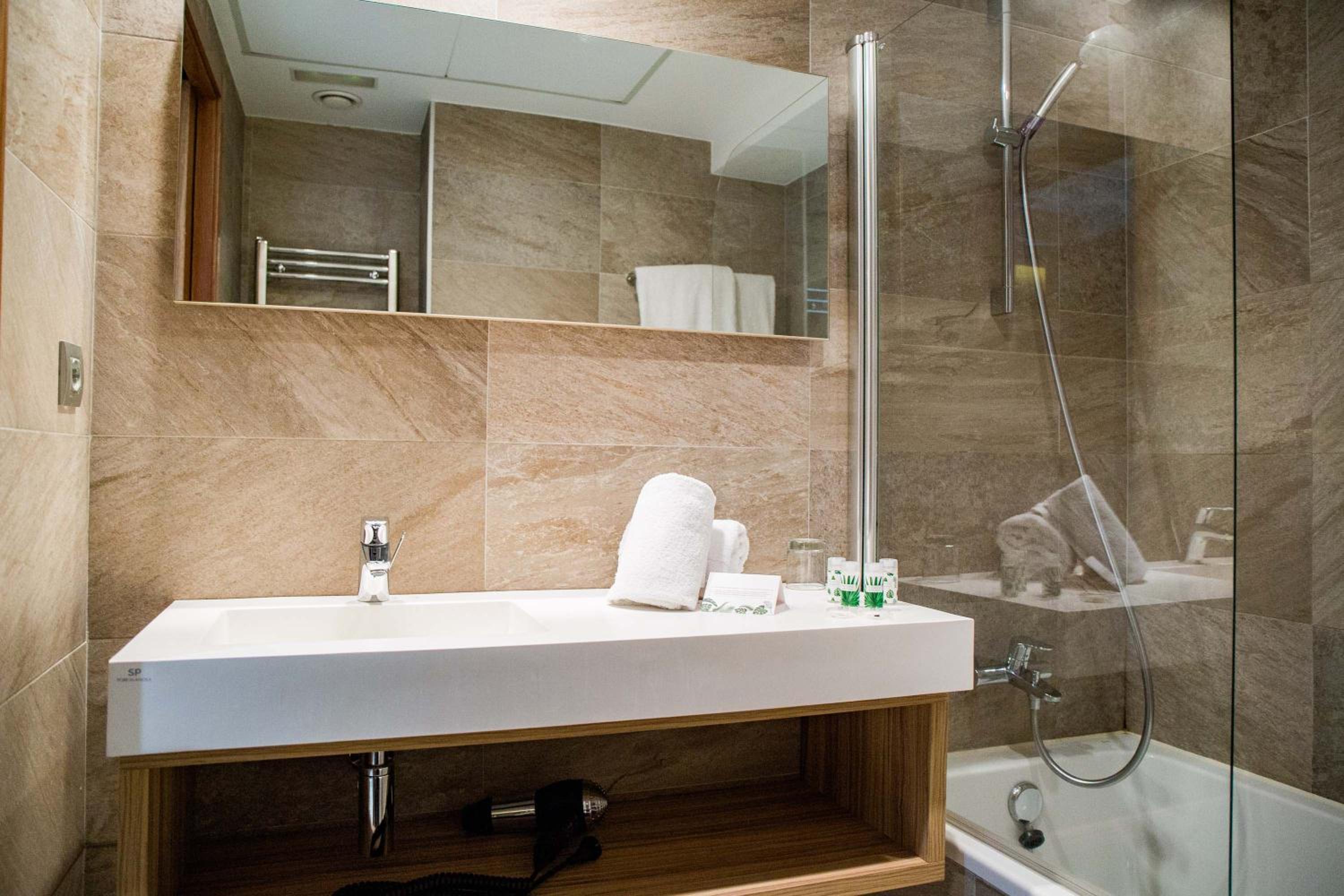 Double or Twin Room - Photo 7