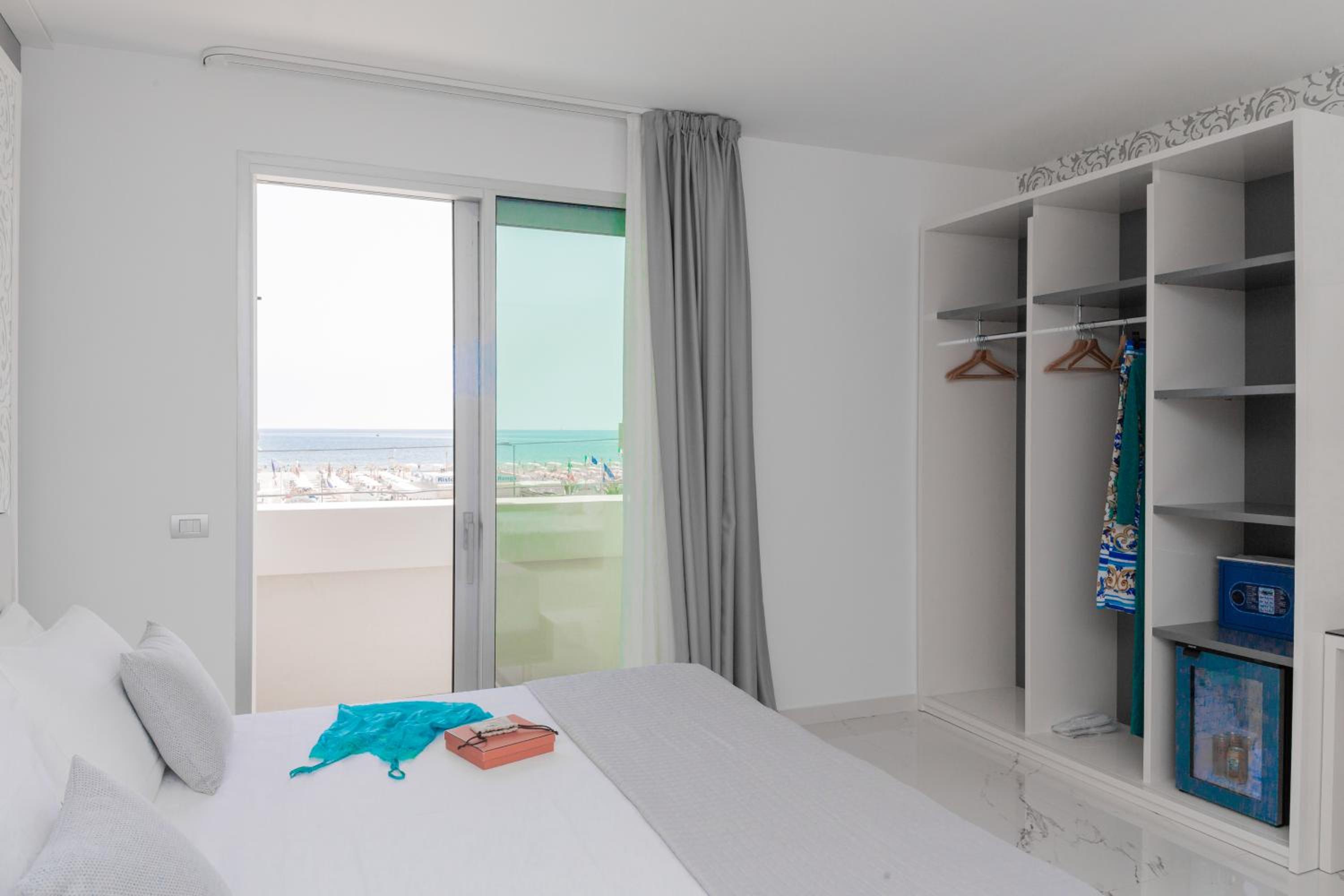 Junior Suite Family Deluxe with Sea View and Spa access - Photo 1