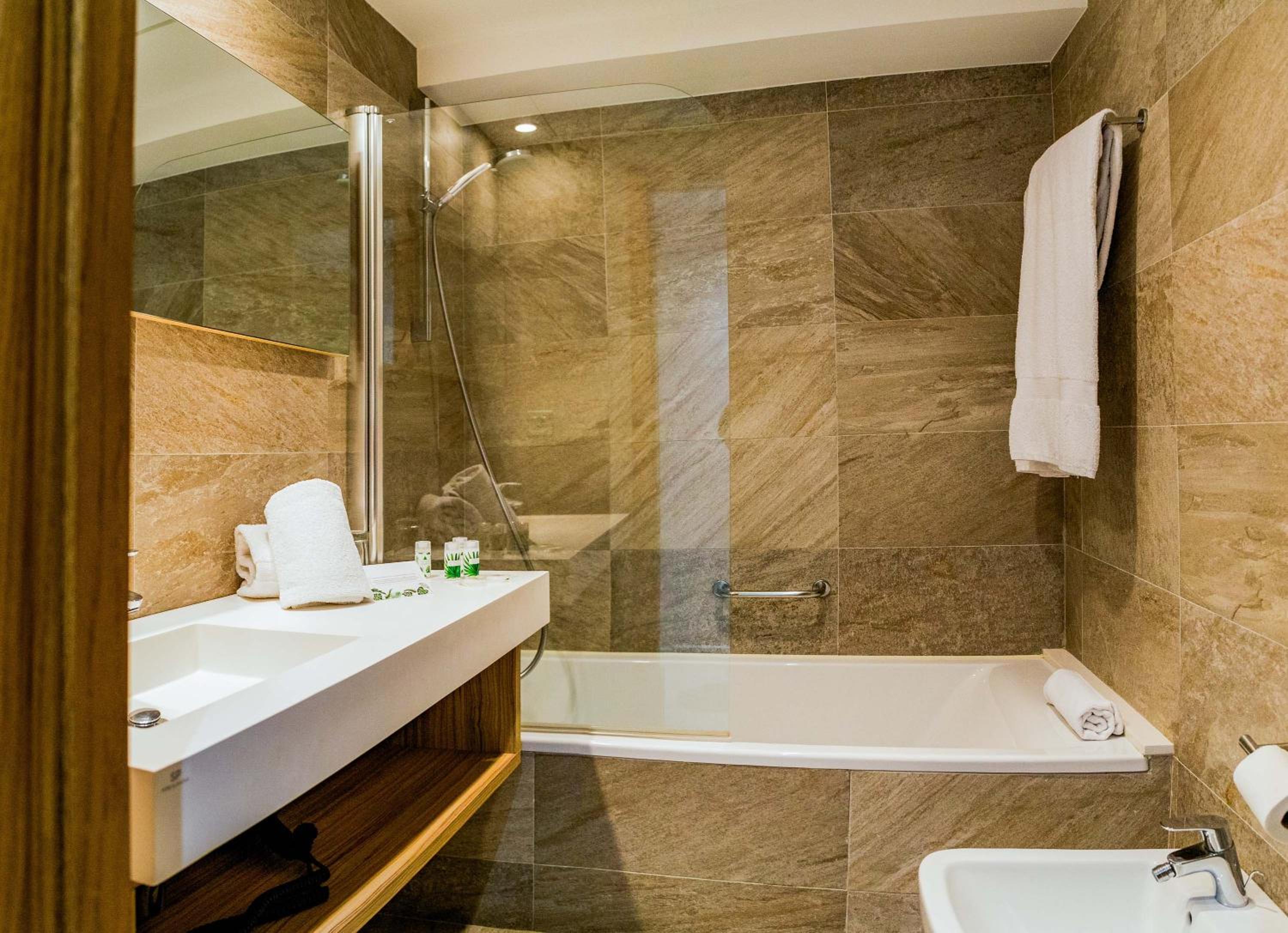 Double or Twin Room - Photo 8